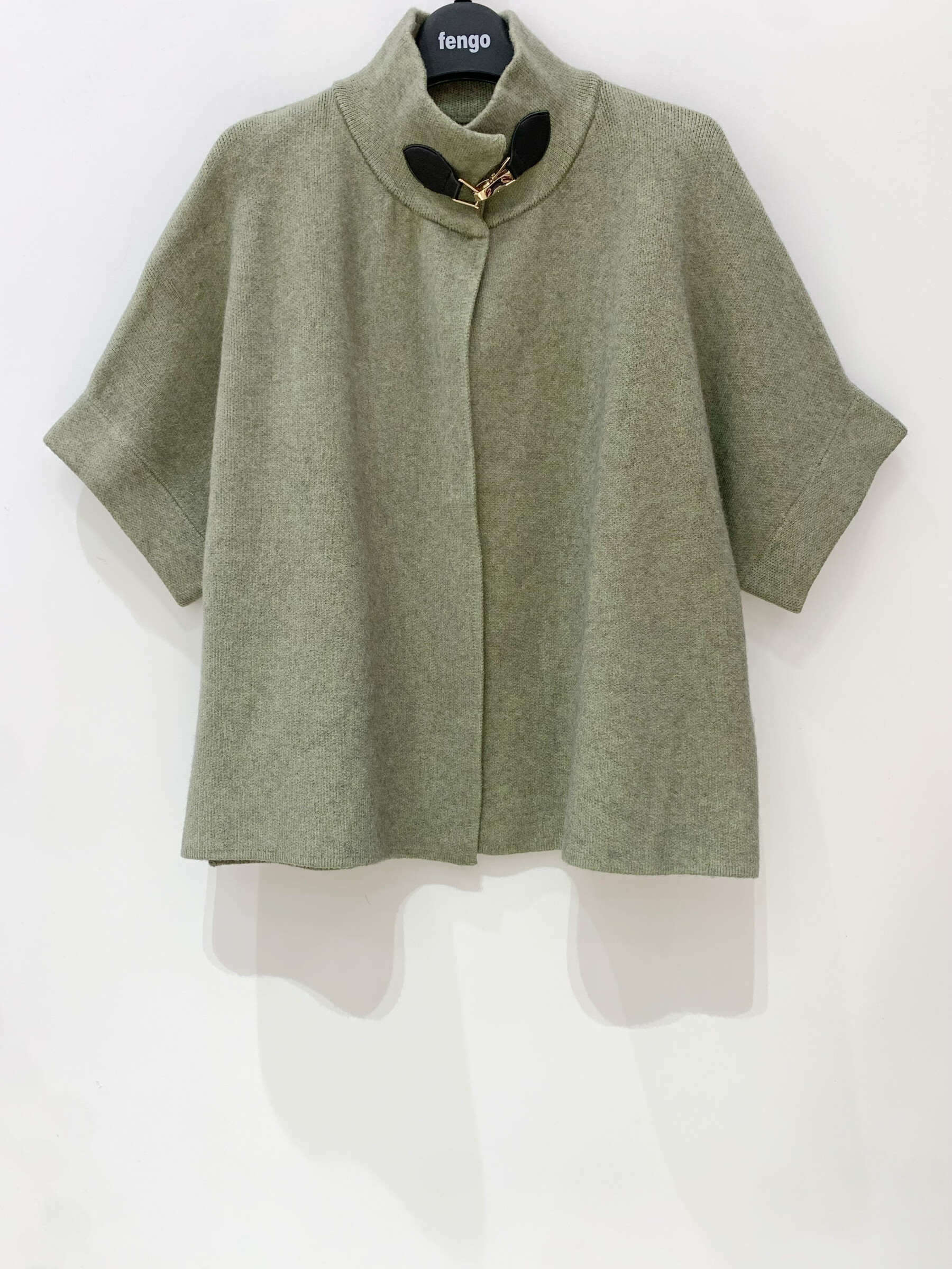 Grossiste Fengo by Pretty Collection - Cape avec fermoir et manches courtes