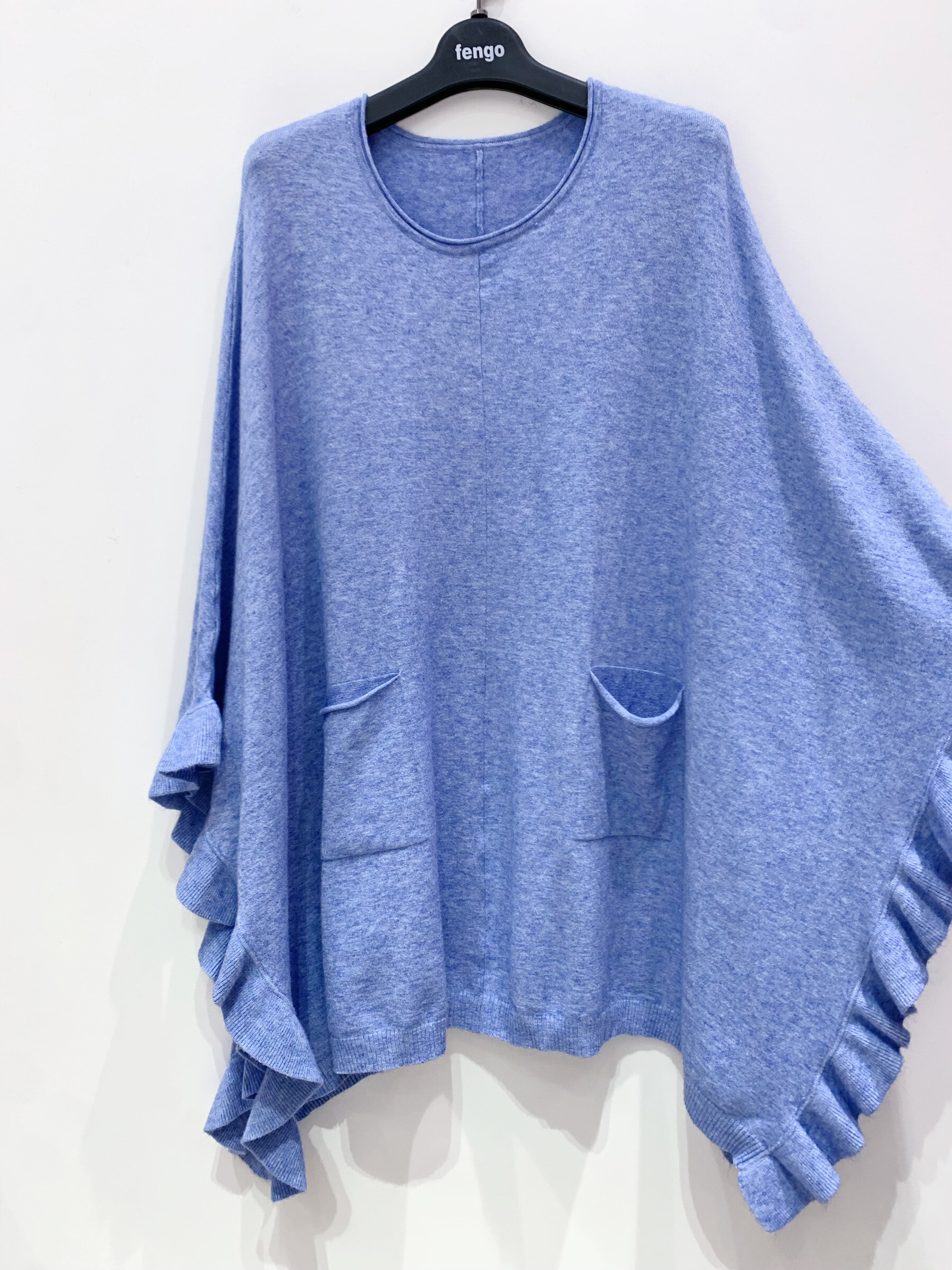 Grossiste Fengo by Pretty Collection - Poncho large avec volants et 2poches décoratives