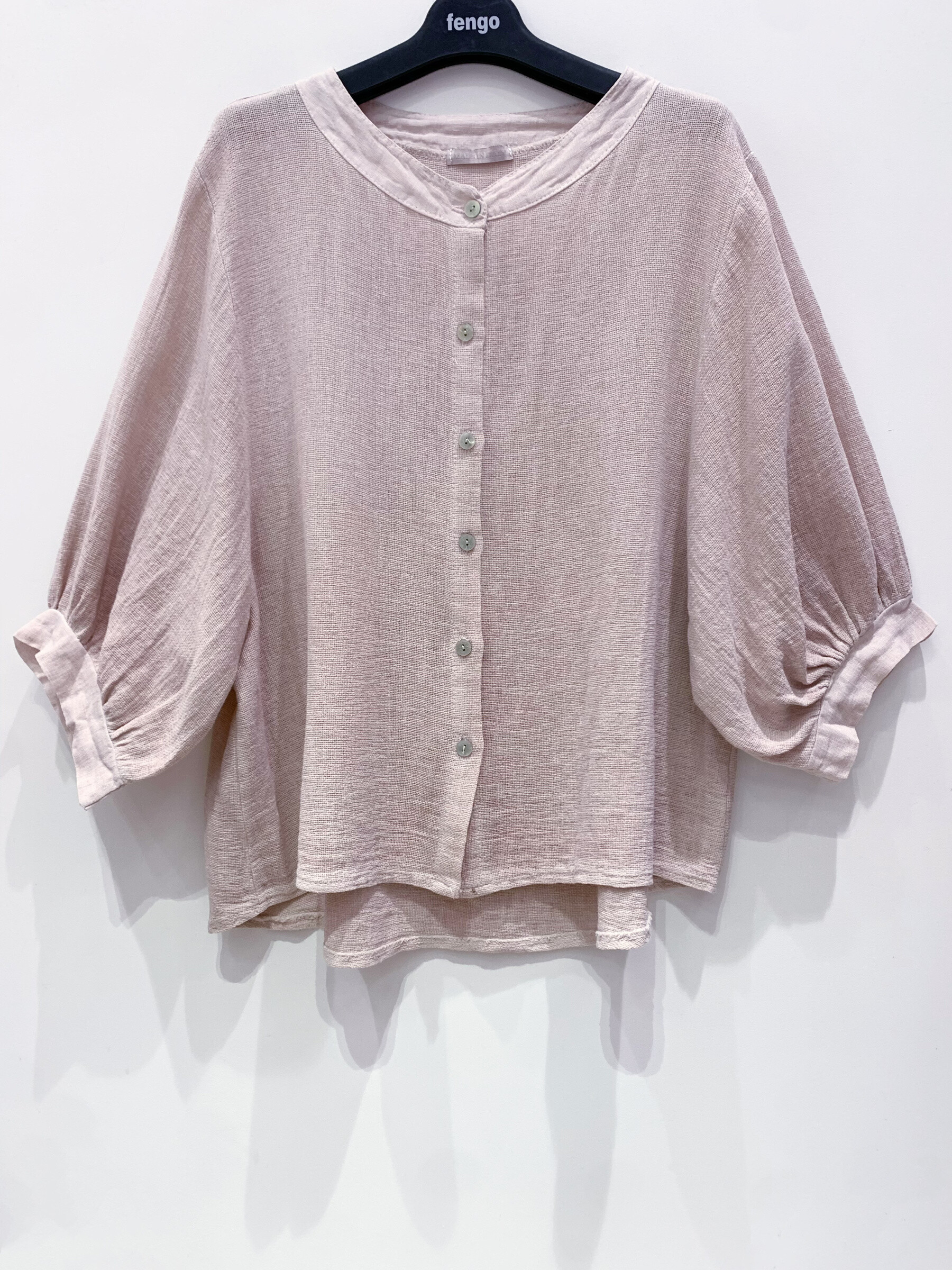 Grossiste Fengo by Pretty Collection - Chemise col rond, avec manches courtes et ballonnées en mélange lin ⁄ coton.