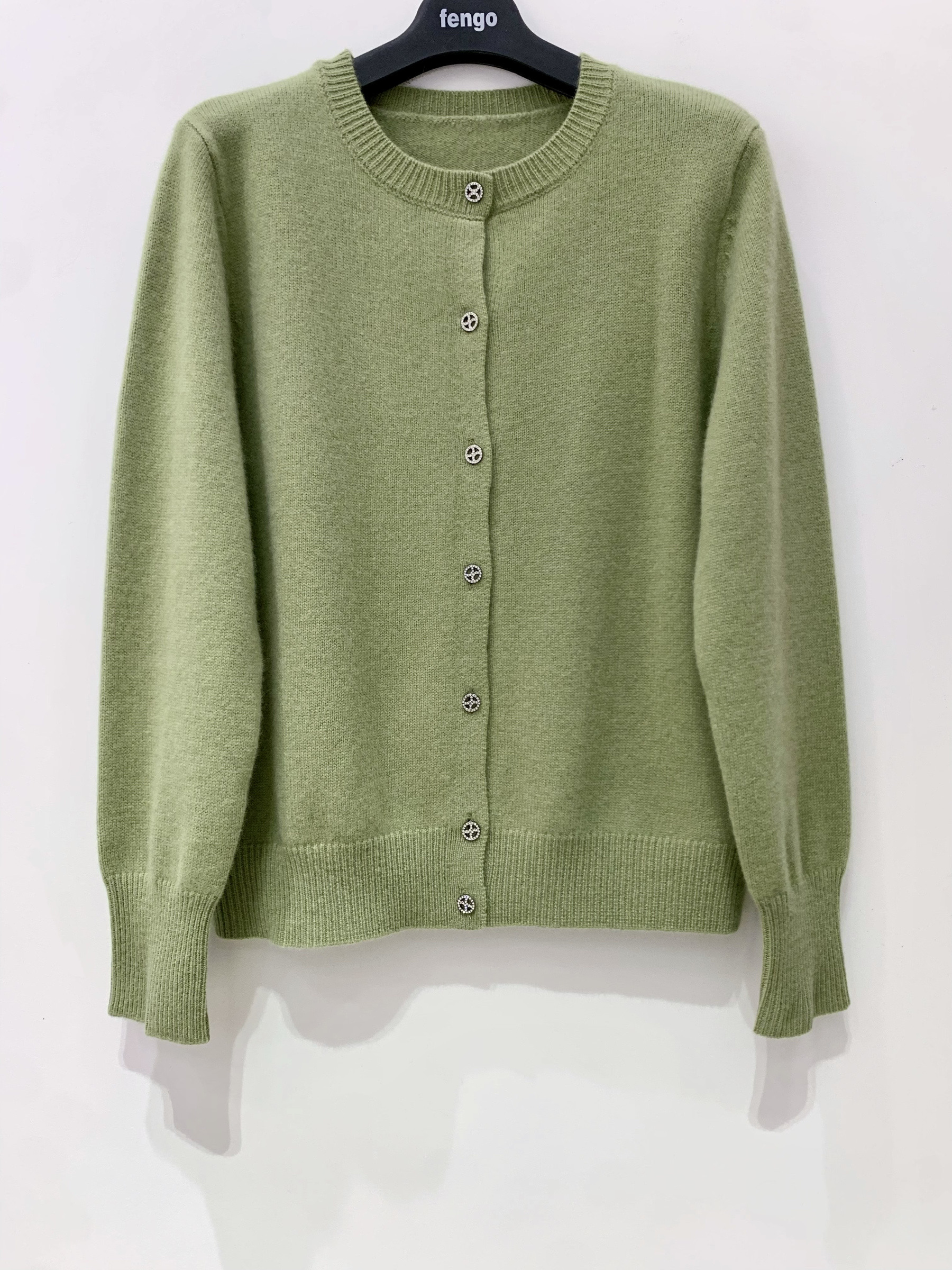 Wholesaler Fengo by Pretty Collection - 100% wool buttoned cardigan, round neck, long sleeves, with shiny buttons.