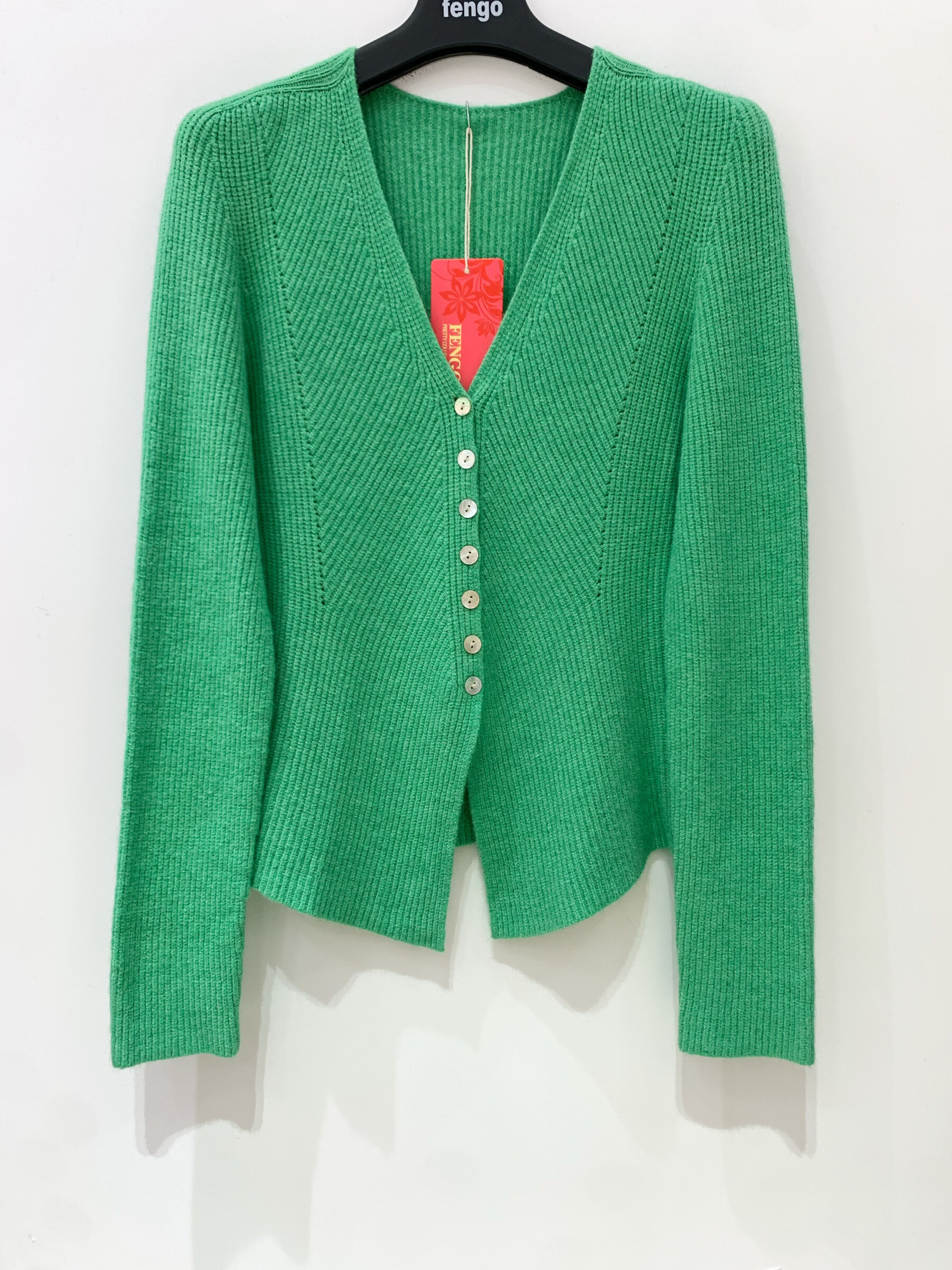 Grossiste Fengo by Pretty Collection - Gilet 3D - cintré boutonné en maille côtelée