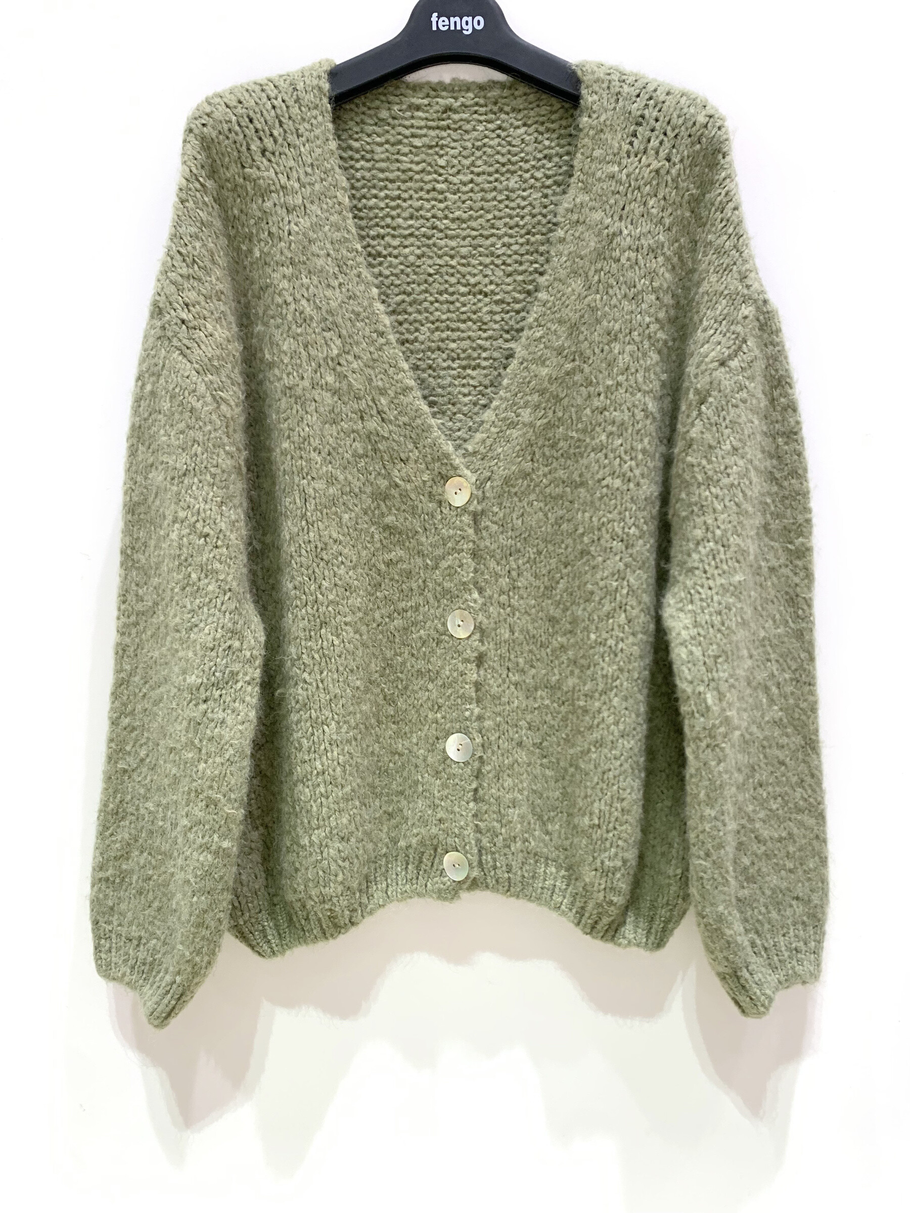 Grossiste Fengo by Pretty Collection - Gros gilet boutonné en laine avce manches longues et basses.