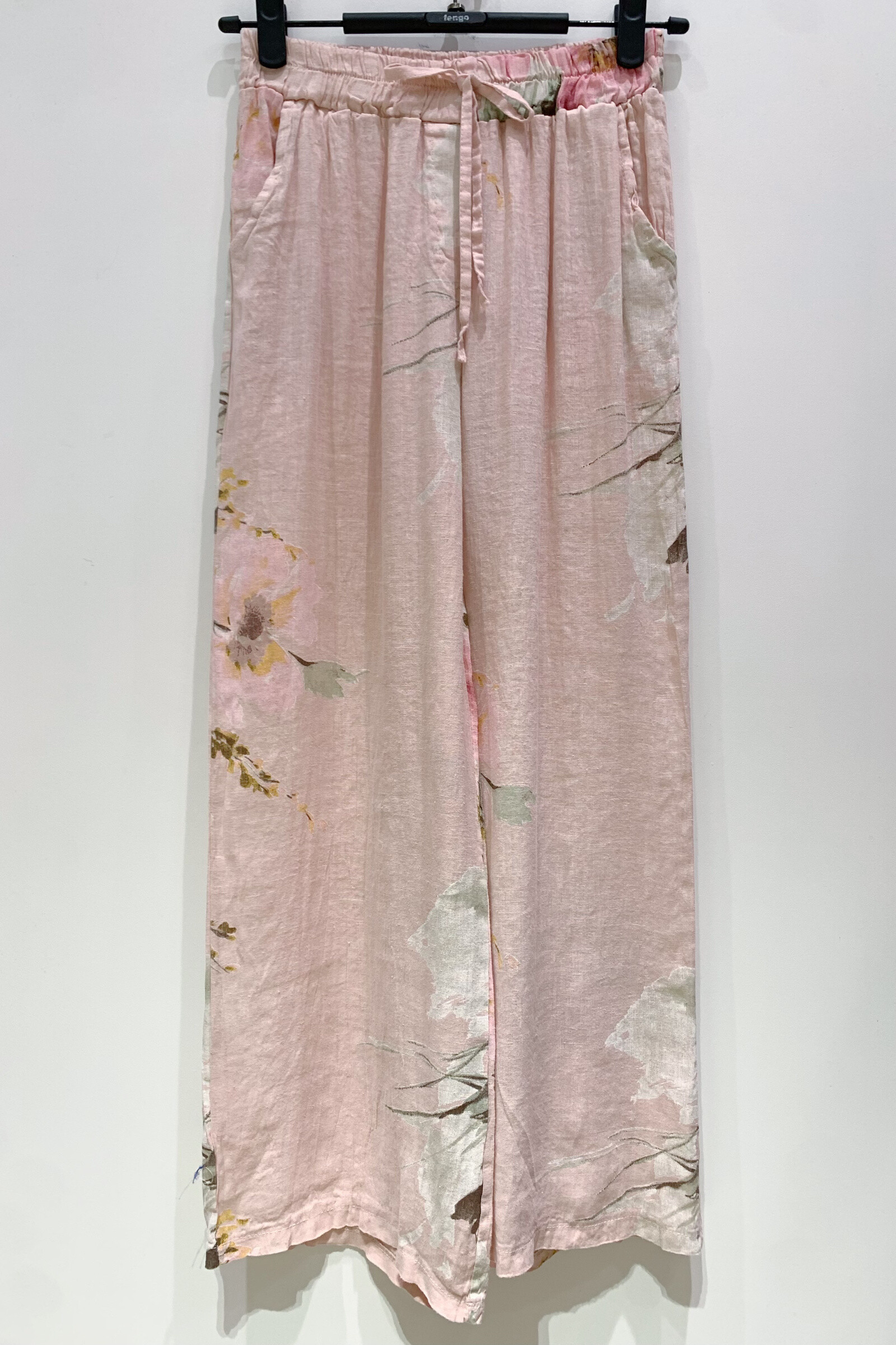 Grossista Fengo by Pretty Collection - Pantaloni fluidi in lino con stampa floreale, coulisse e 2 tasche.