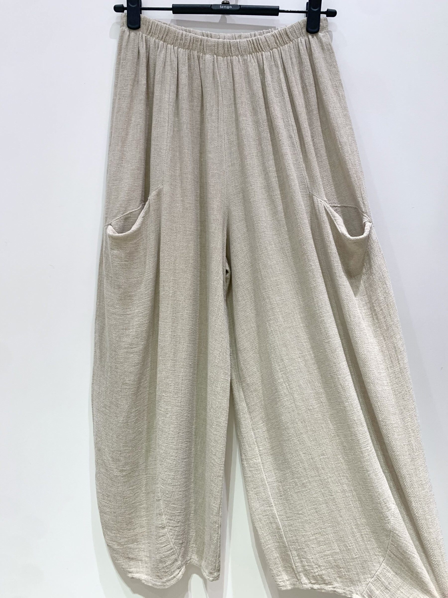Grossiste Fengo by Pretty Collection - Pantalon large avec 2poches en mélange lin ⁄ coton.