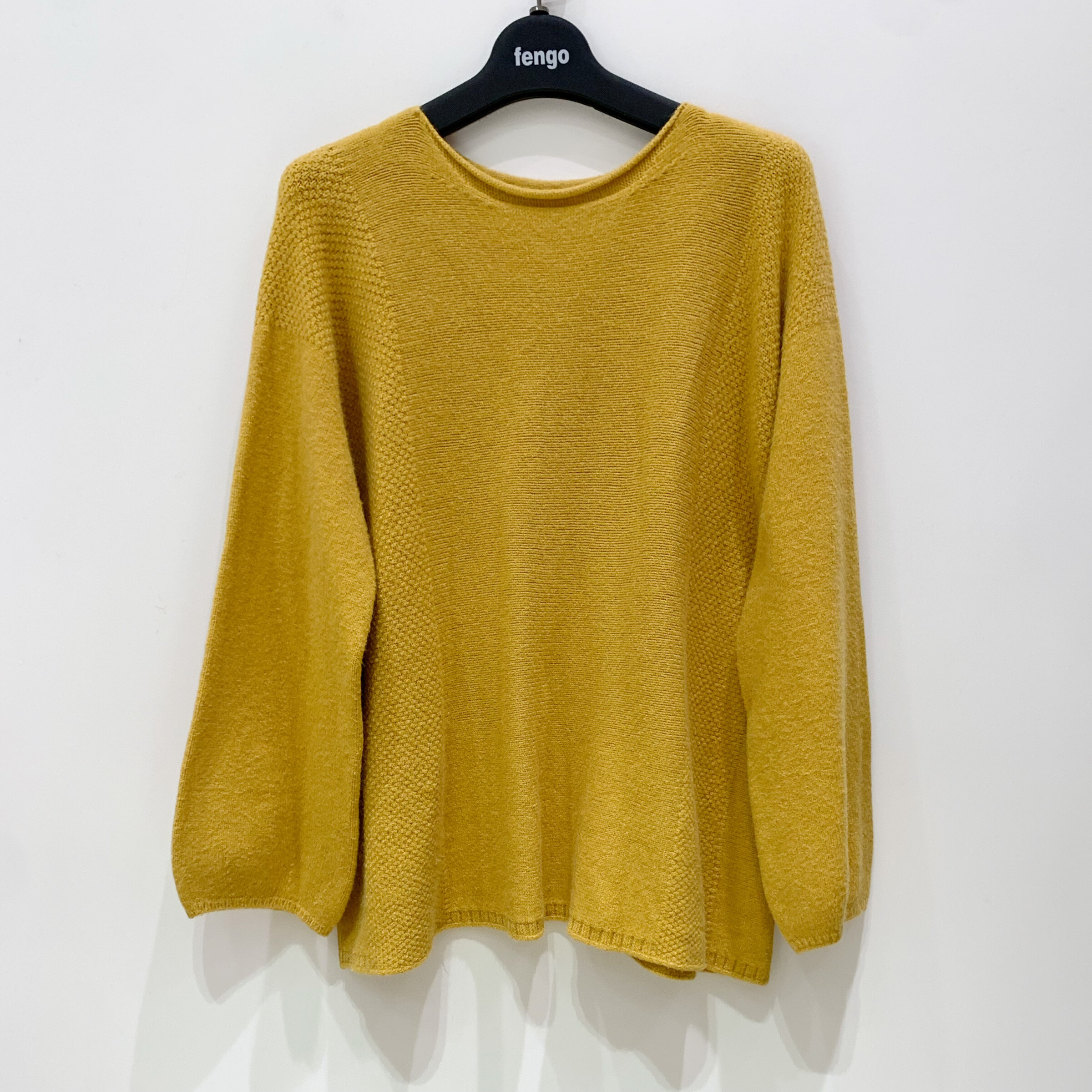 Grossiste Fengo by Pretty Collection - Pull 3D, col rond, avec manches longues et ballonées. Tricoté en Italie