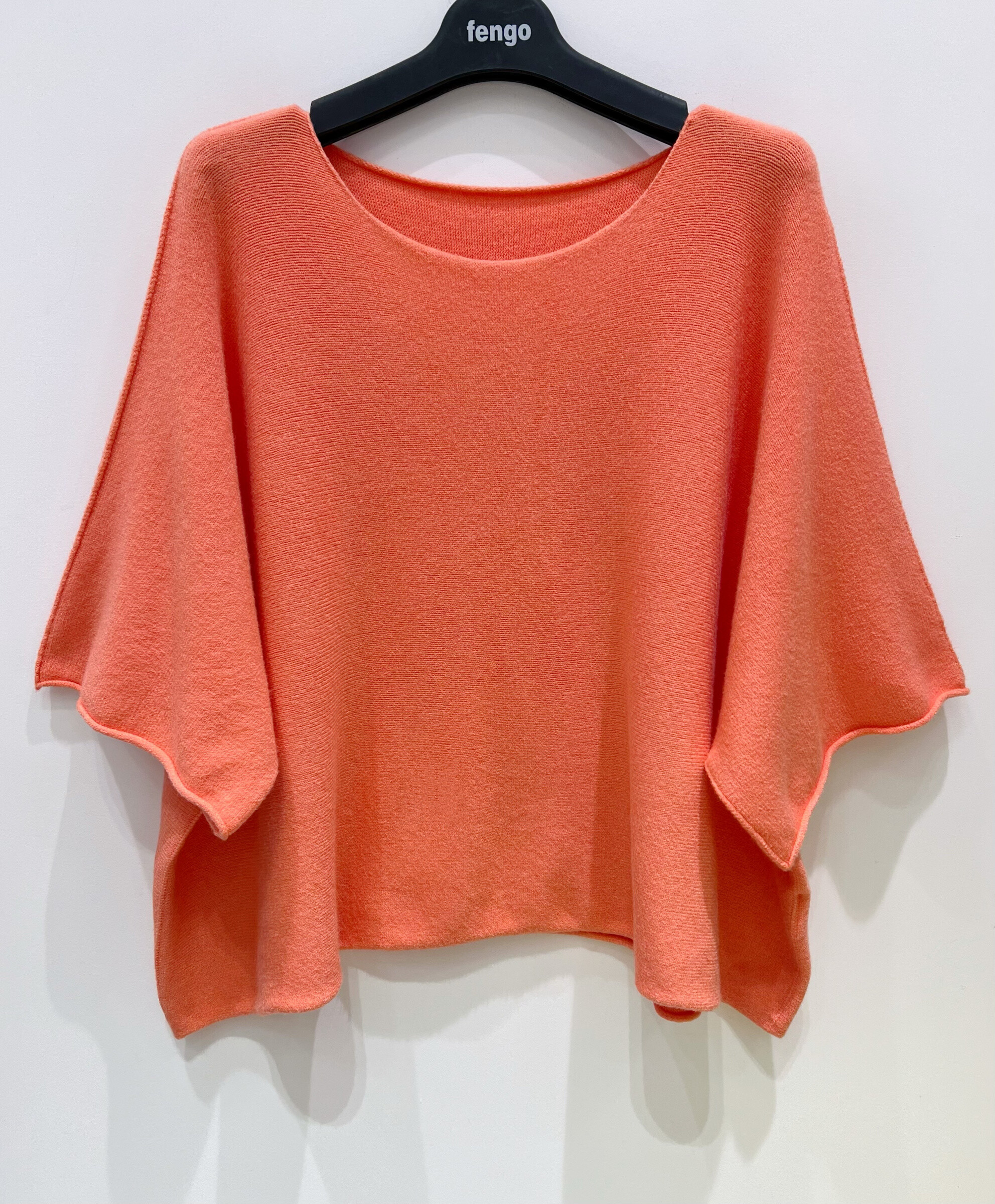 Grossista Fengo by Pretty Collection - Maglione oversize a maniche corte e scollo rotondo. Lavorato a maglia in 3D