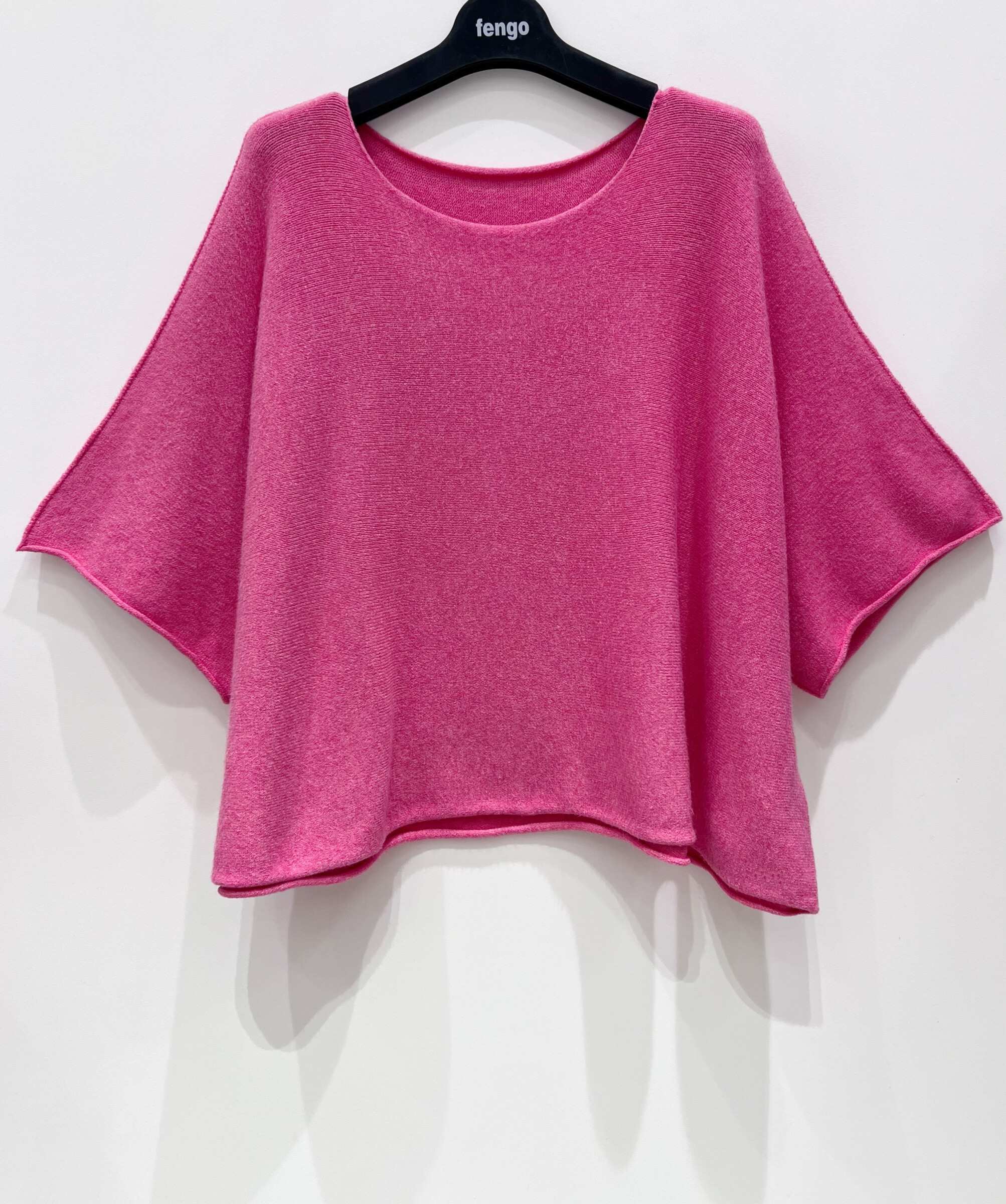 Grossiste Fengo by Pretty Collection - Pull moelleux, large,manches courtes, col rond. Tricoté en Italie, sans coutures