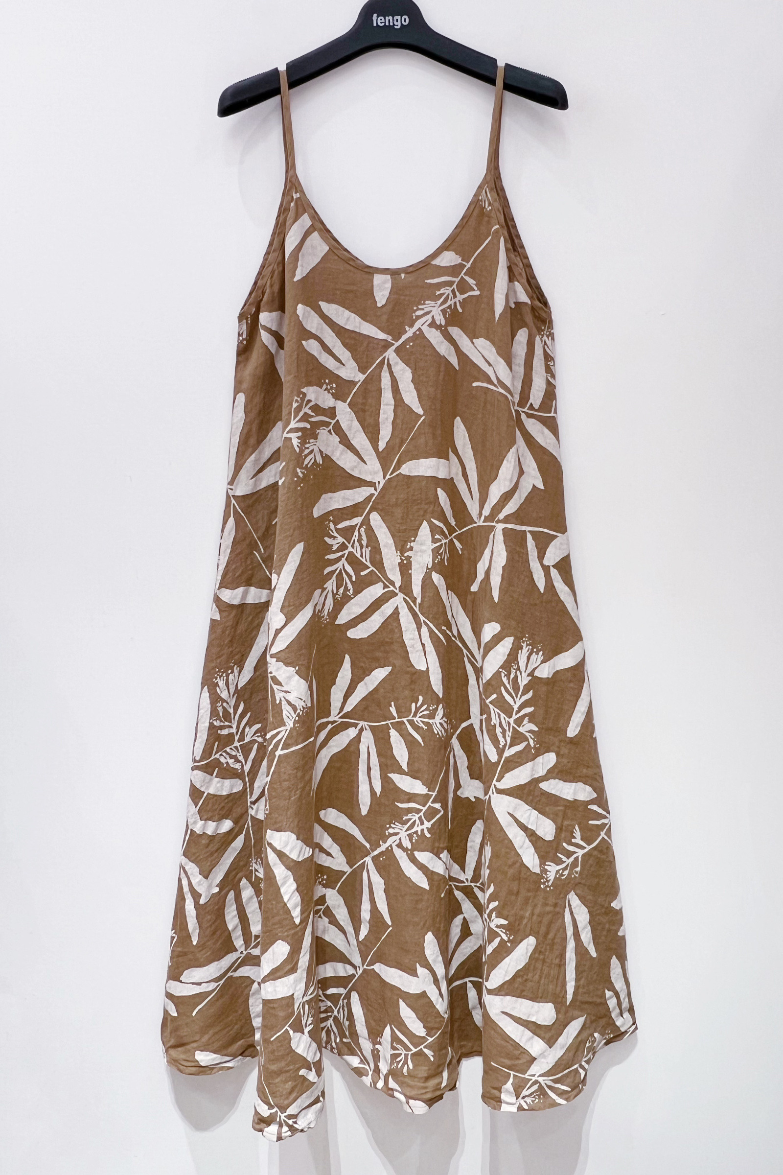 Mayorista Fengo by Pretty Collection - Vestido largo de lino 100% con estampado de 'hojas' y corte acampanado.