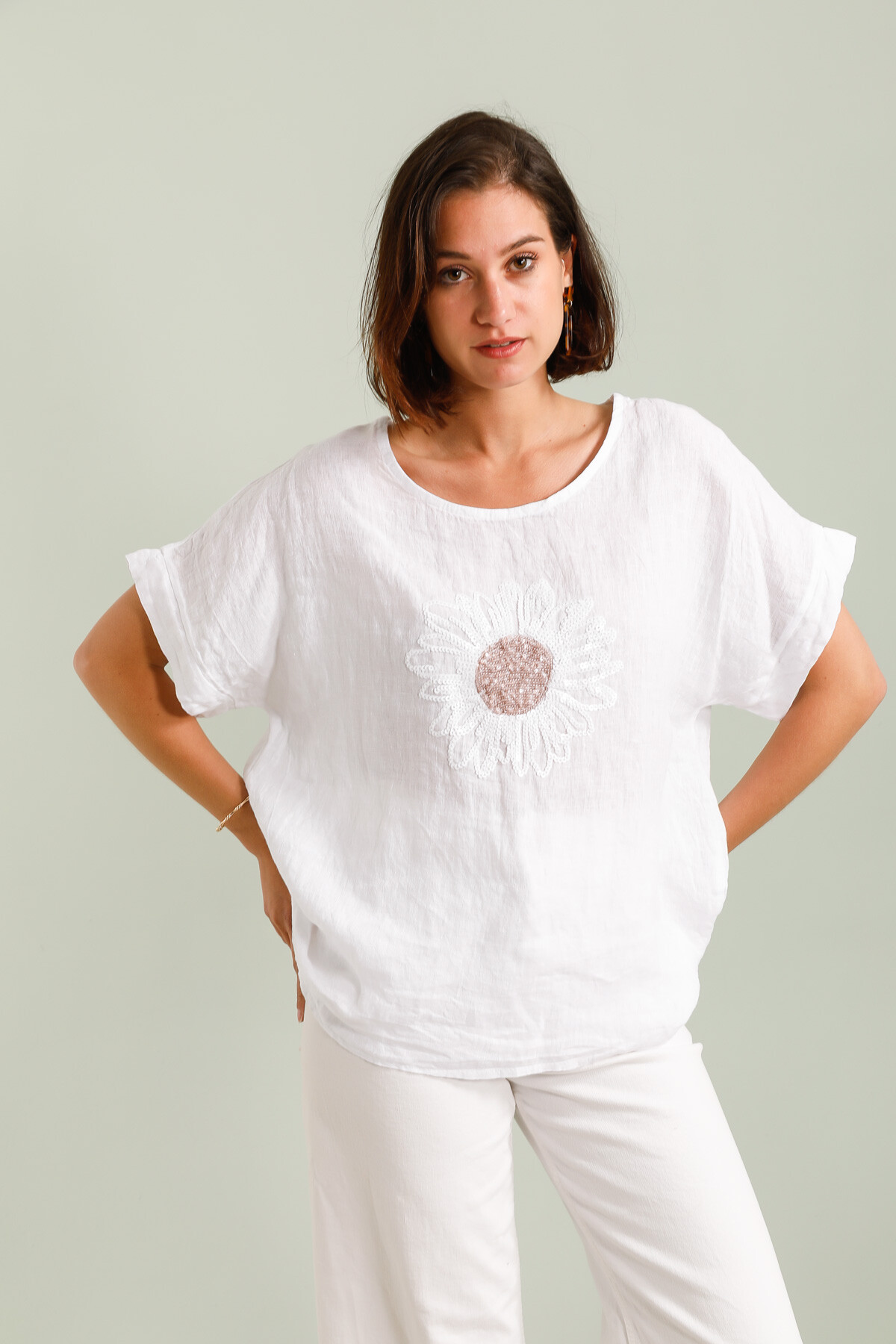 Wholesaler Fengo by Pretty Collection - 100% linen T-shirt with sequin daisy. **LAST RESTOCK**