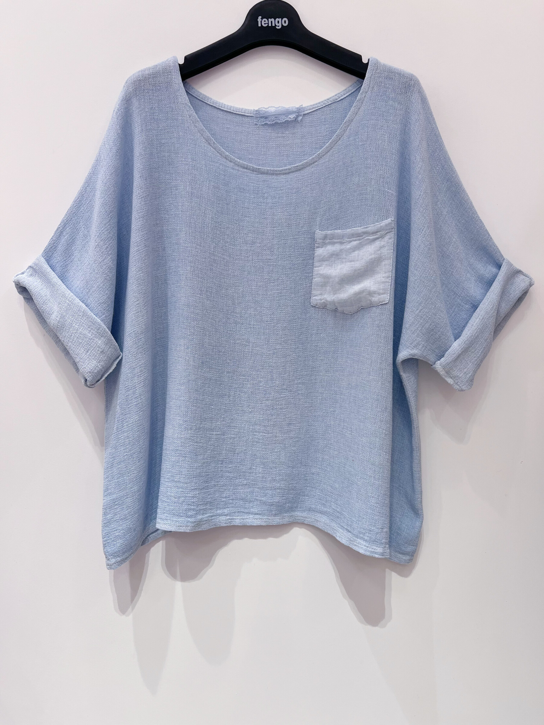 Grossiste Fengo by Pretty Collection - T-shirt simple en mélange lin ⁄ coton avec poche et manches courtes.