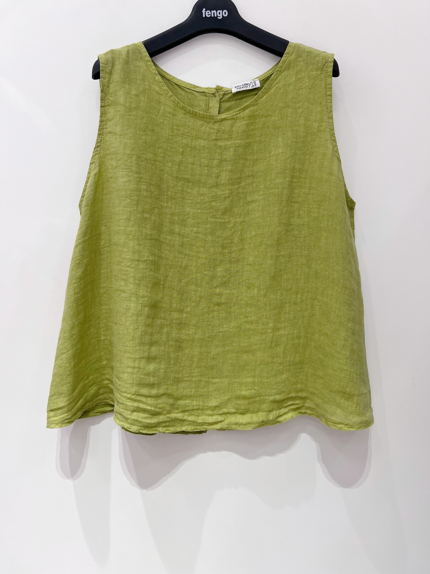 Wholesaler Fengo by Pretty Collection - Sleeveless lightweight top, 100% linen, with round neck and buttoned opening at the back.