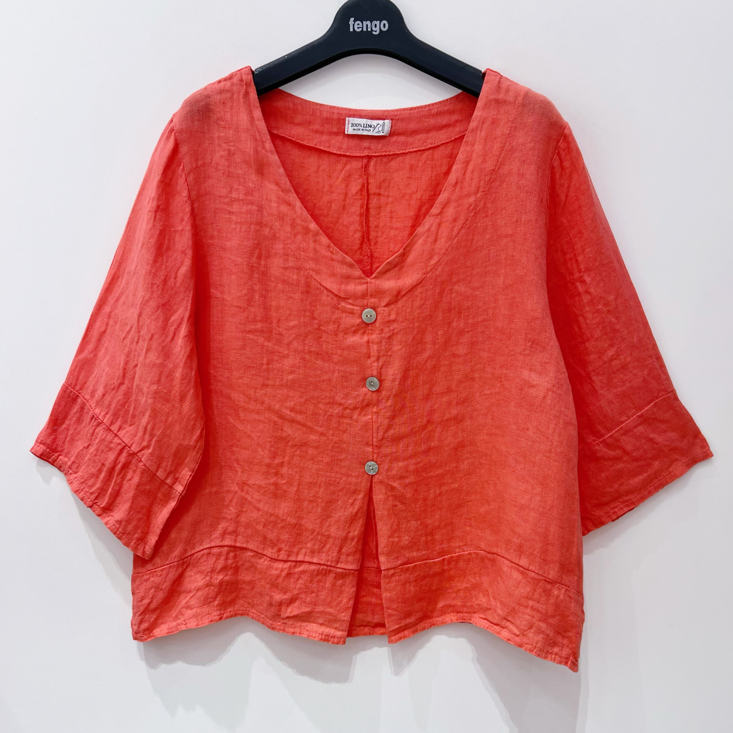 Mayorista Fengo by Pretty Collection - Top de lino con mangas cortas y botones decorativos.