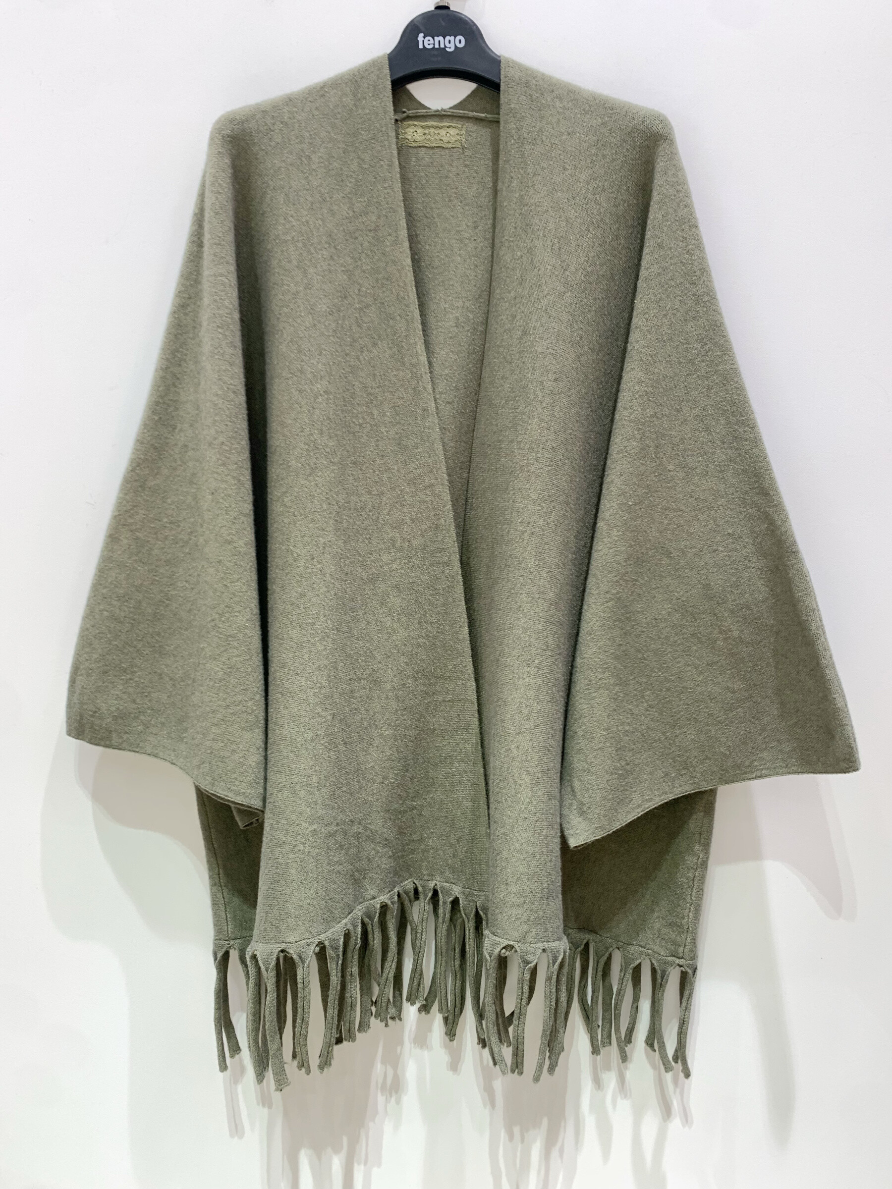 Mayorista Fengo by Pretty Collection - Poncho Ace con mangas anchas y flecos.