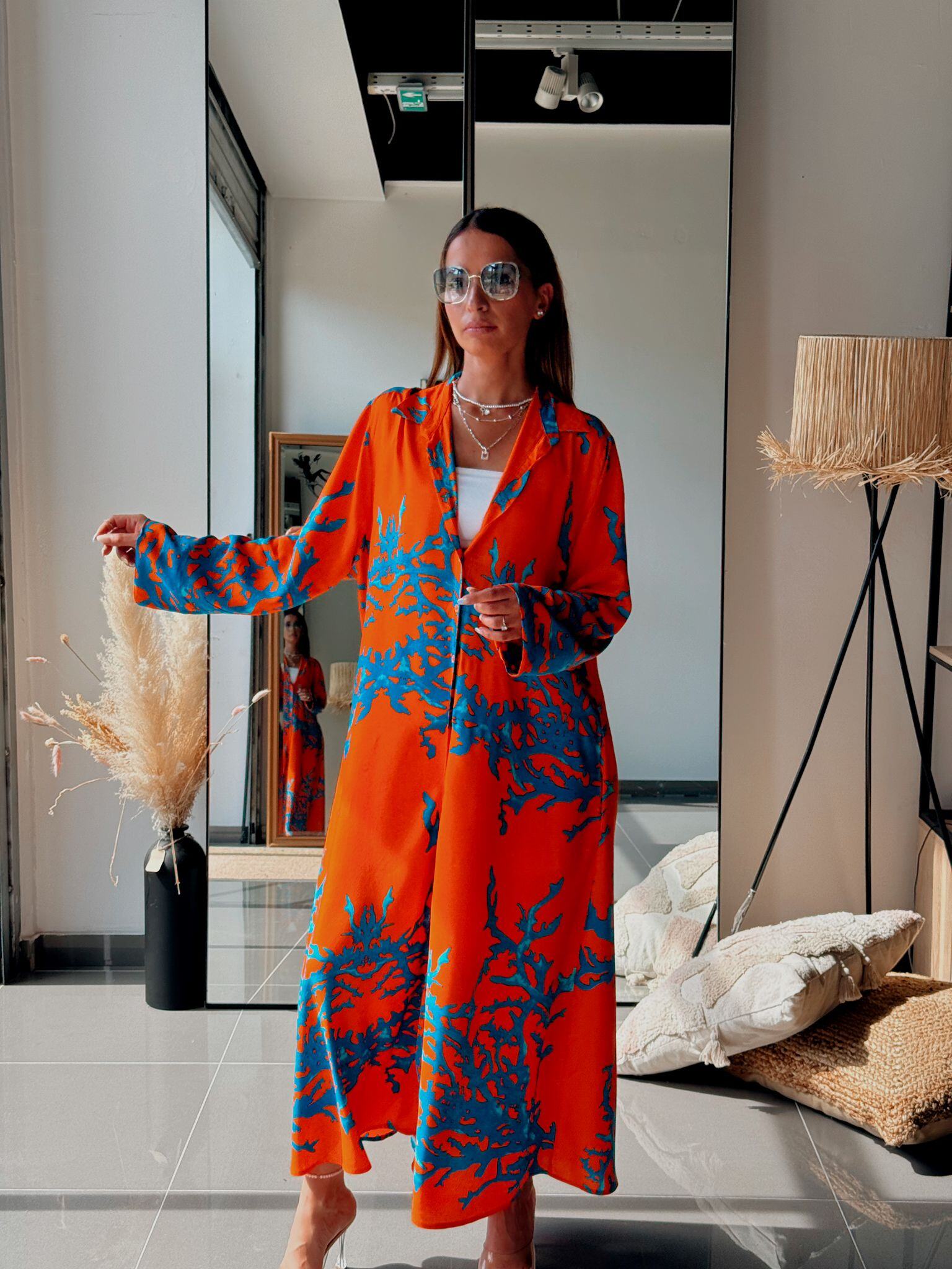 Großhändler ASHILDA BY FENOMEN - Langes, fließendes Hemdkleid aus bedruckter orangefarbener und blauer Viskose für einen bescheidenen Sommer