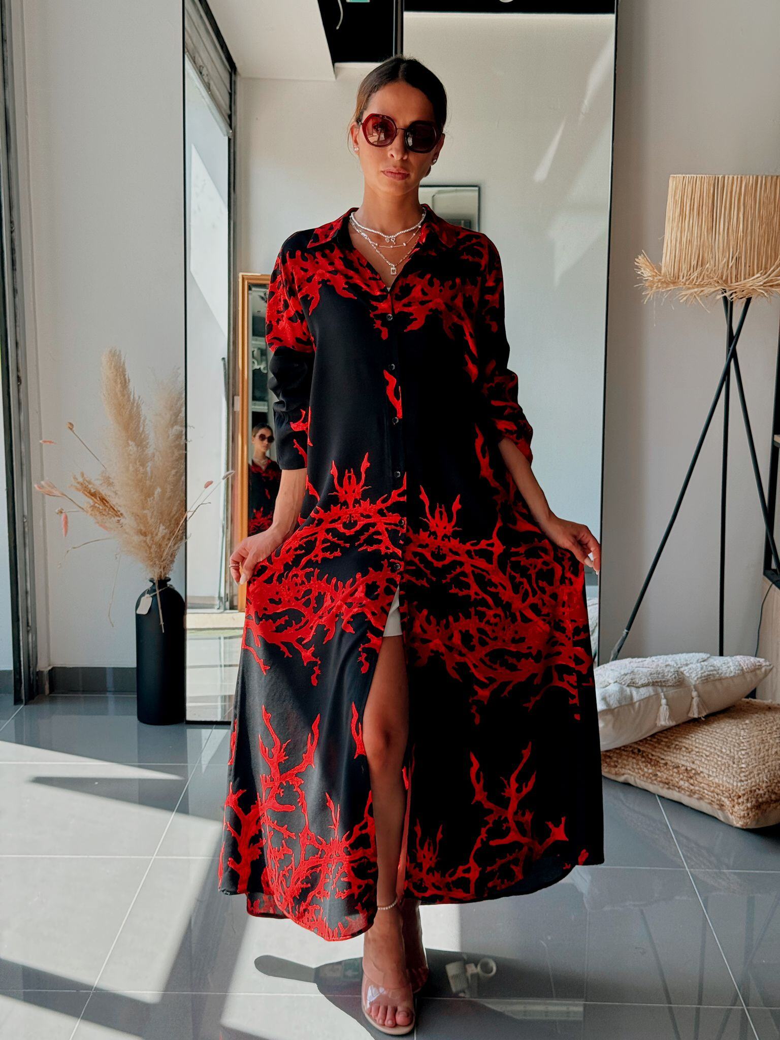 Großhändler ASHILDA BY FENOMEN - Langes Fließendes Viskosehemdkleid in Rot und Schwarz bedruckt - Sommerkollektion