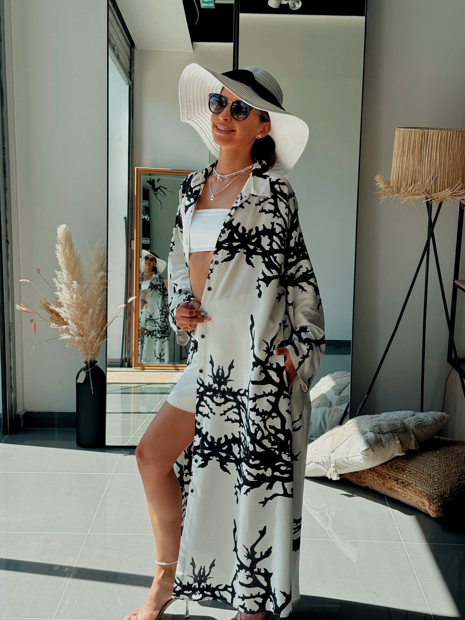 Großhändler ASHILDA BY FENOMEN - Langes, fließendes Viskosehemdkleid in Weiß und Schwarz bedruckt - Bescheidene Sommerkollektion