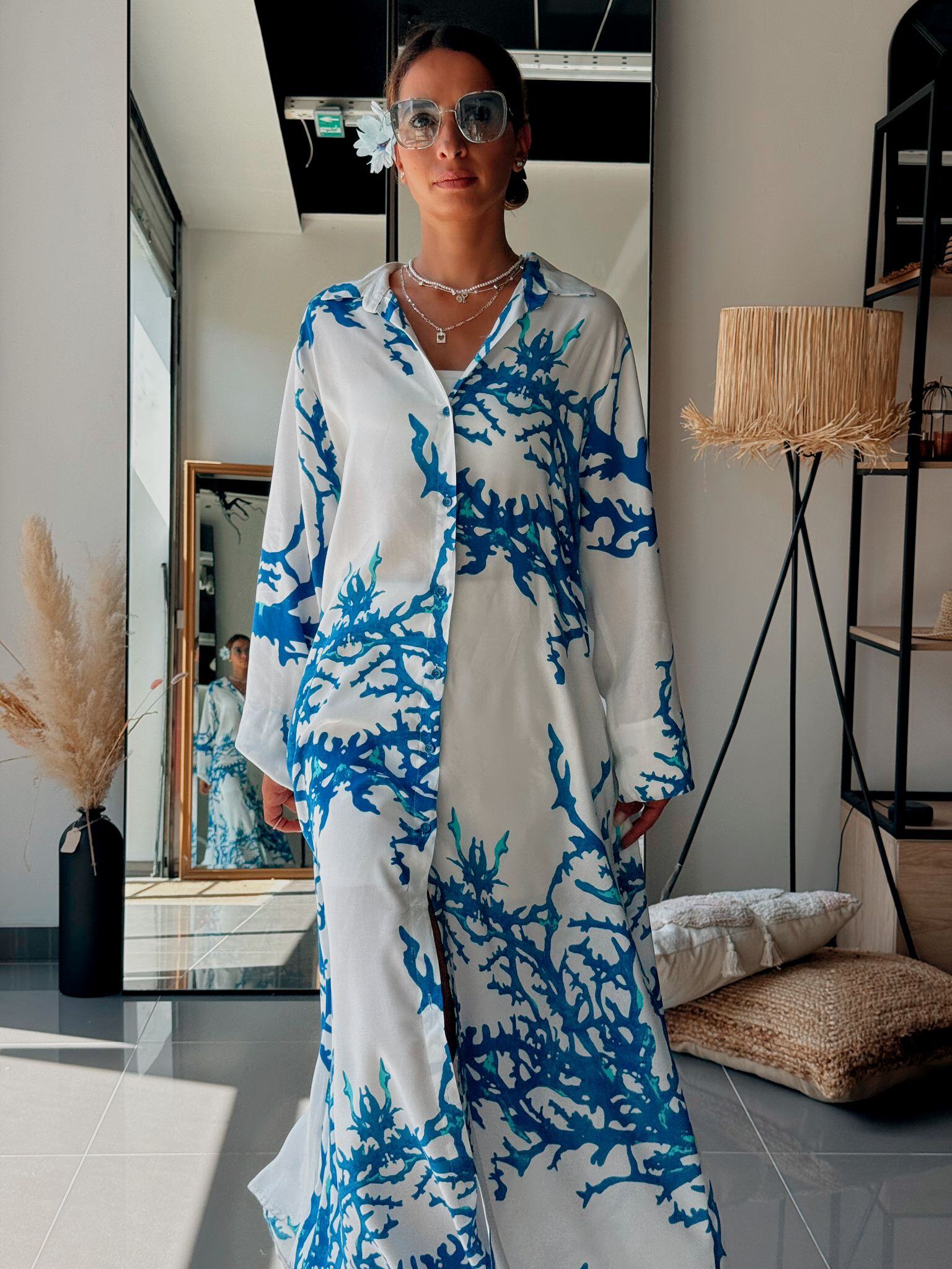 Großhändler ASHILDA BY FENOMEN - Langes, fließendes Hemdkleid aus Viskose, bedruckt in Weiß und Blau - Bescheidene Sommerkollektion