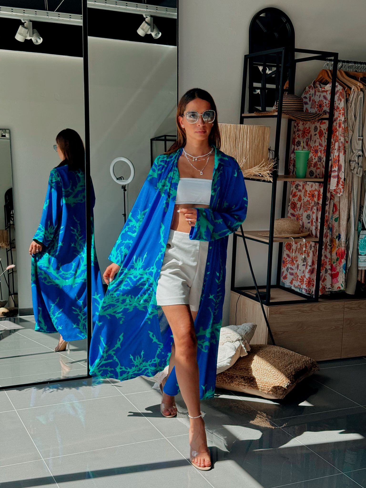 Großhändler ASHILDA BY FENOMEN - Langes Fließendes Hemdkleid aus bedruckter Viskose in Weiß und Grün Modest