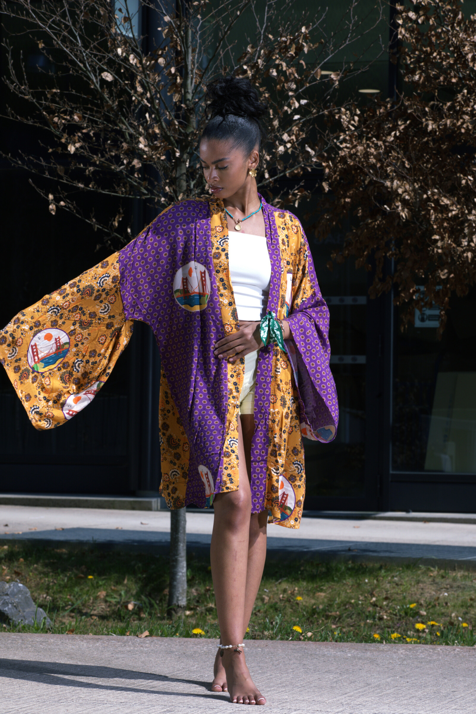 Grossiste FENOMEN - Kimono Mi-Long Violet à Imprimé Floral – Coupe Élégante et Fluide - Avec Coton