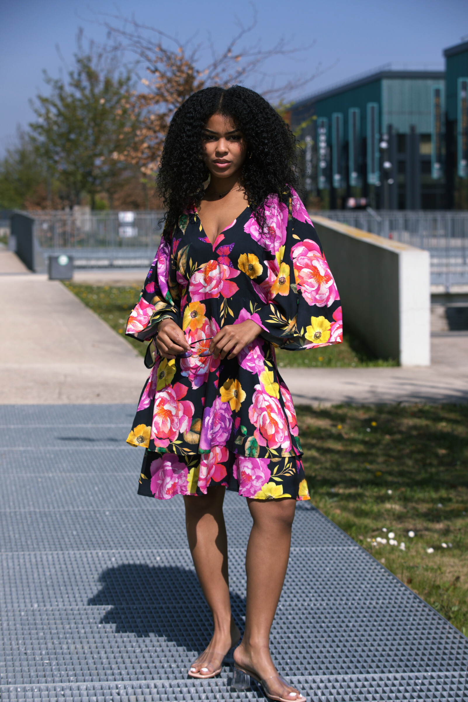 Grossiste FENOMEN - Robe Courte Fleurie en Coton - Décolleté En V