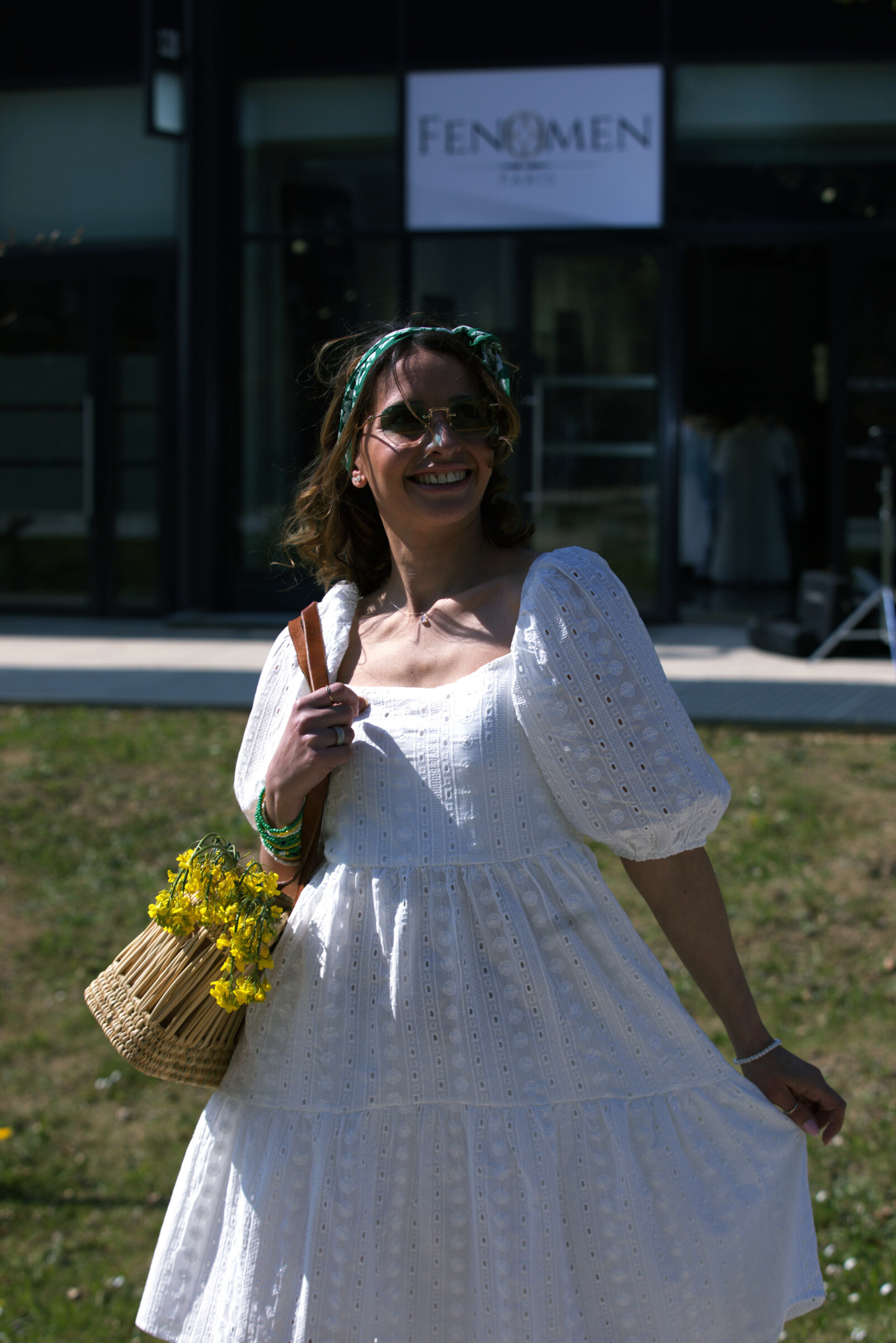 Grossiste FENOMEN - Robe Blanche Brodée à Manches Bouffantes - Coupe évasé - Avec Coton