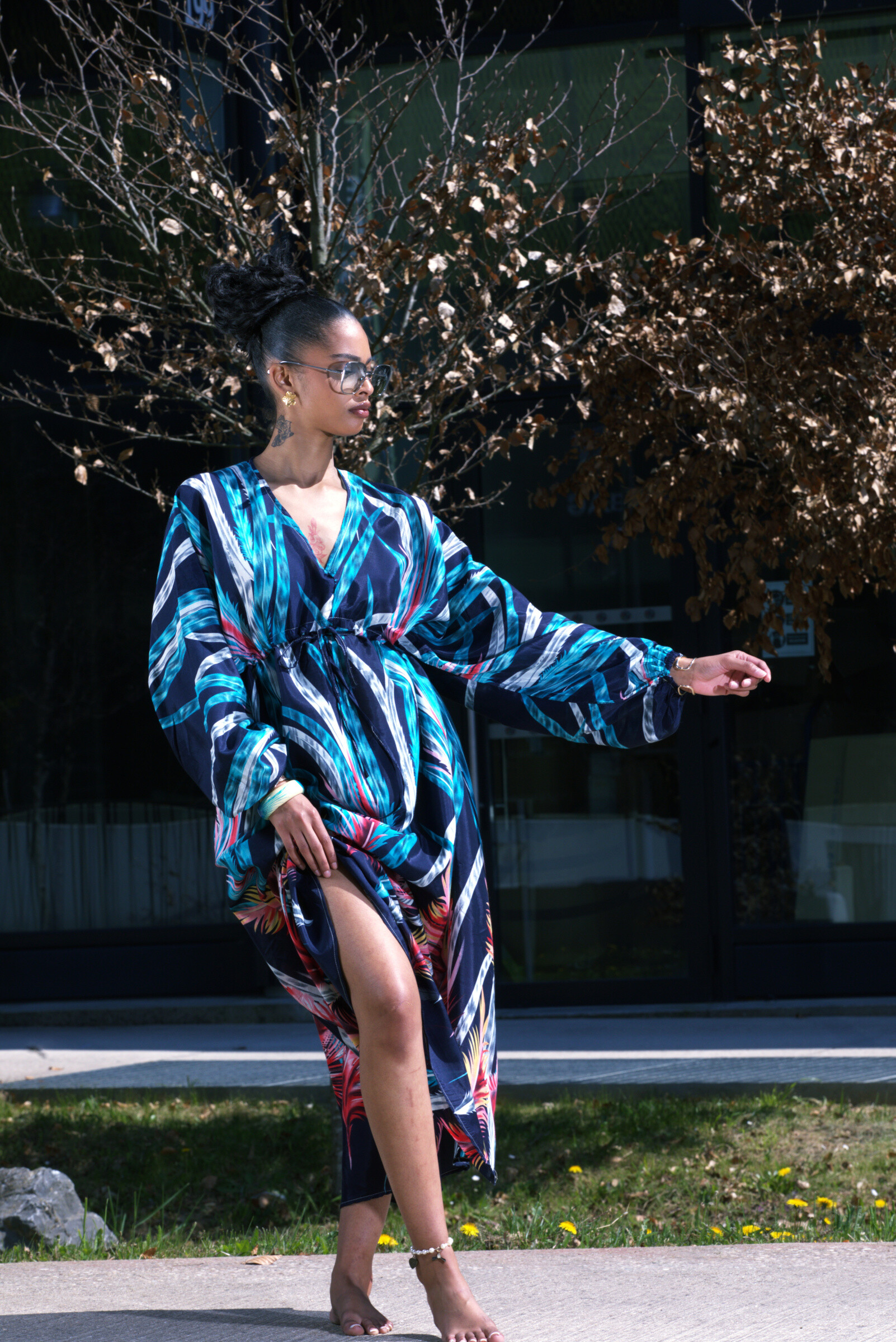 Grossiste FENOMEN - Robe Longue Ample - Manches Longues - Imprimé Tropical Bleu & Multicolore