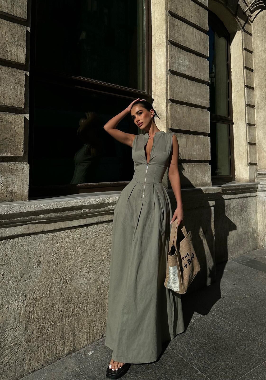 Grossiste FENOMEN - Longue Robe Sans Manches Avec Décolleté Zippée