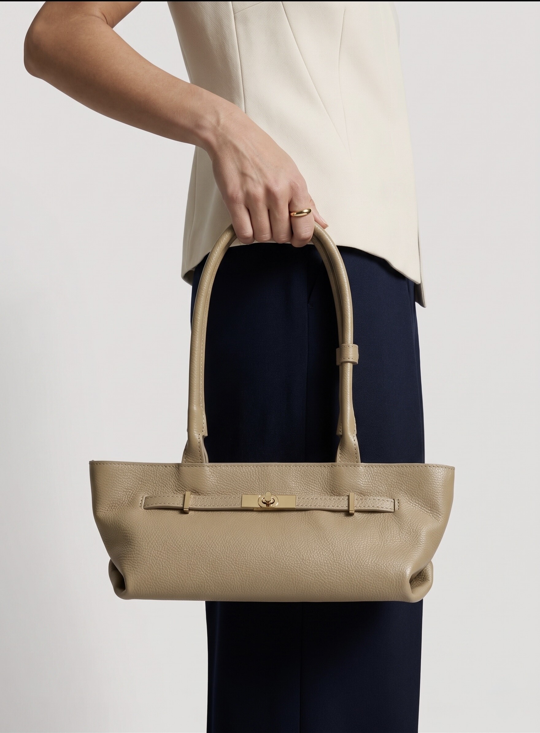 Wholesaler FERRARINA - Light bag in genuine leather