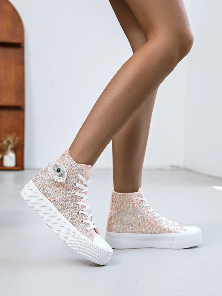 Trendy synthetic basket, women's spring/summer collection, perfect for a chic summer look.