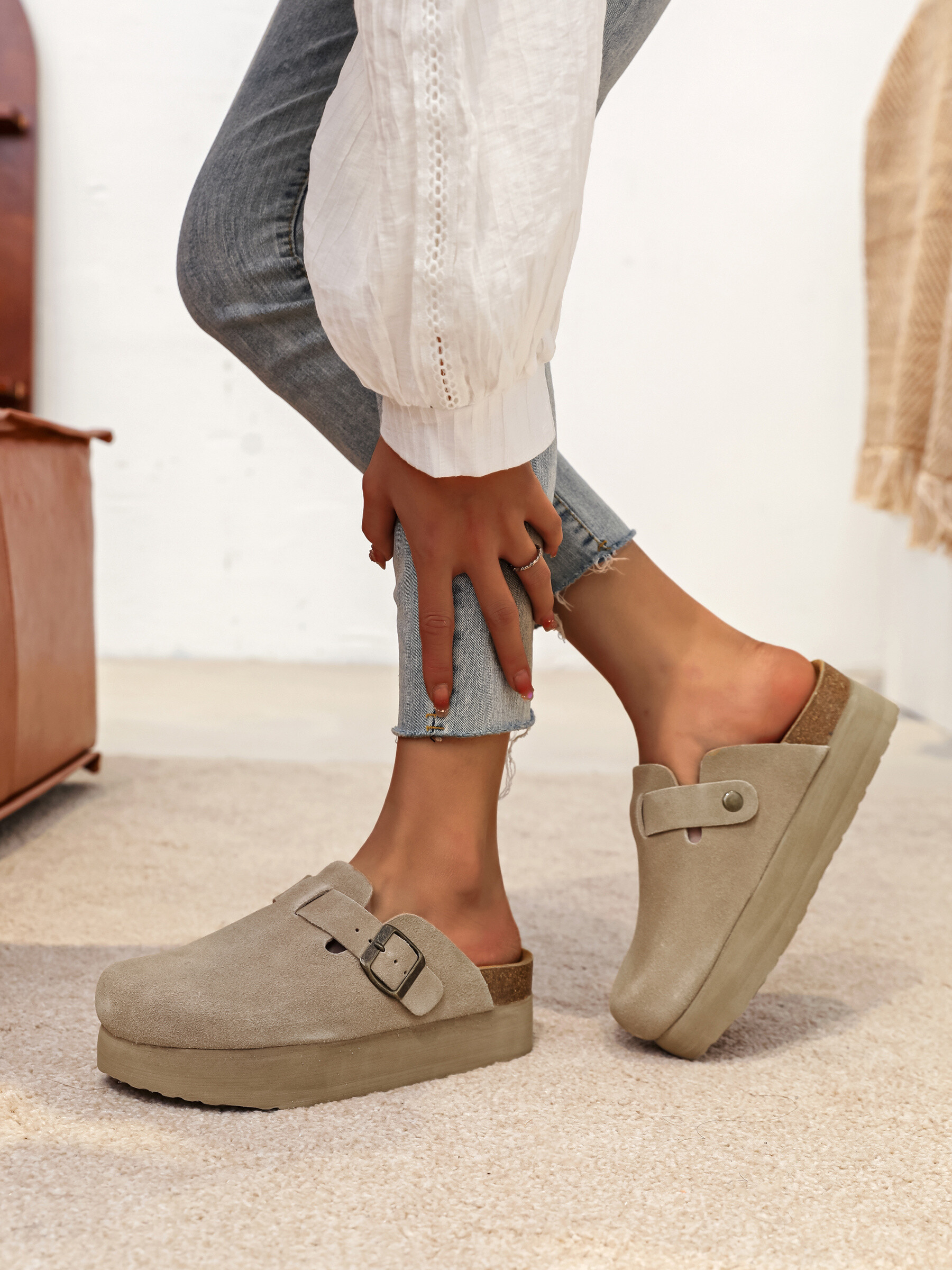Insole: Leather
Exterior: Suede
Adjustable buckle