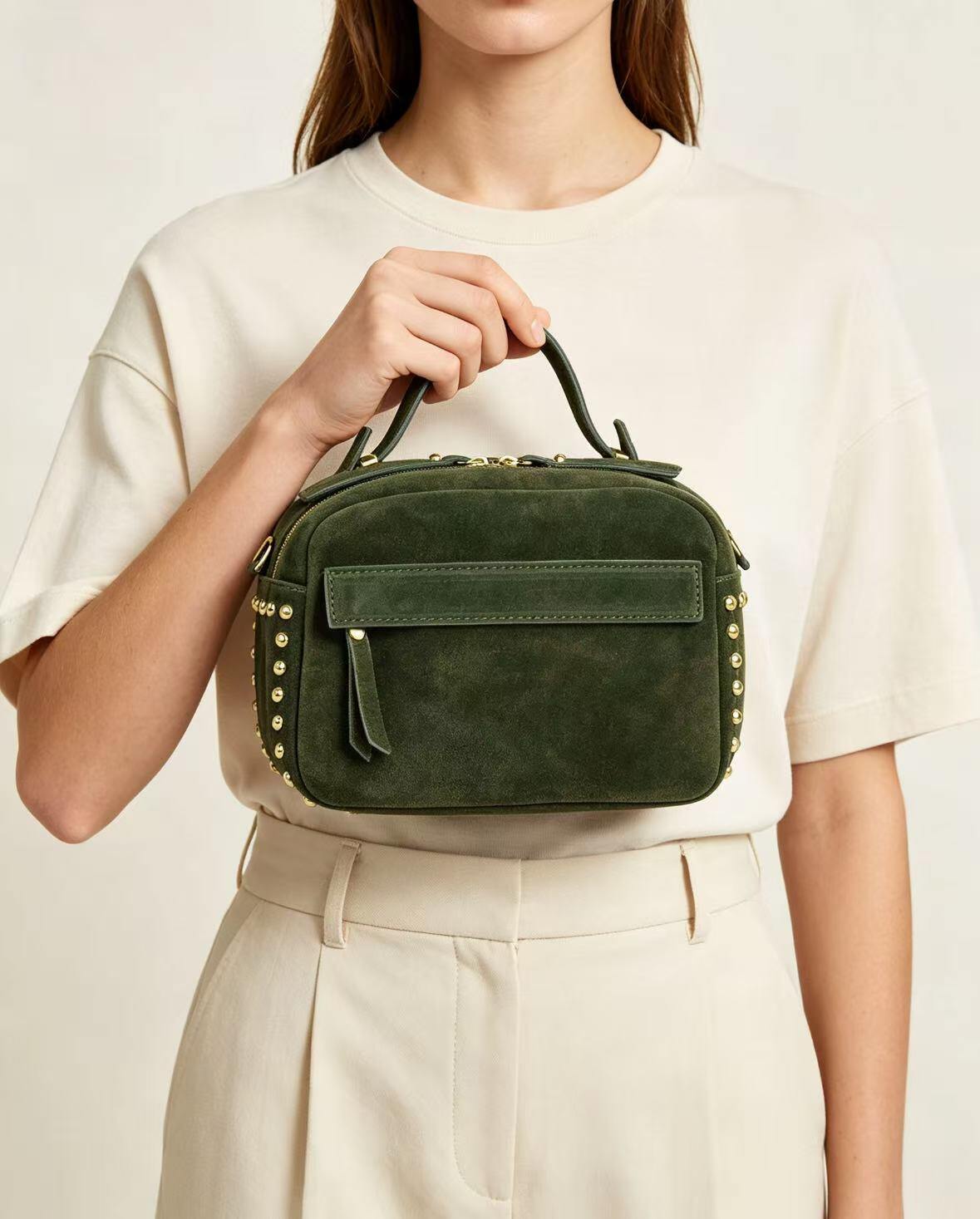 Wholesaler FIORE BAGS - HANDBAG WITH HANDLE, THE SIDE EDGES ARE DECORATED WITH GOLDEN STUDS, COMES WITH AN ADJUSTABLE LEATHER STRAP