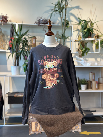 Grossiste FIRSTAGE - Sweat-shirt délavé pour femme imprimé Ours avec snowboard 100% Coton Fabriqué en Italie Grossiste FIRSTAGE - Sweat-shirt délavé pour femme imprimé Ours avec snowboard 100% Coton Fabriqué en Italie