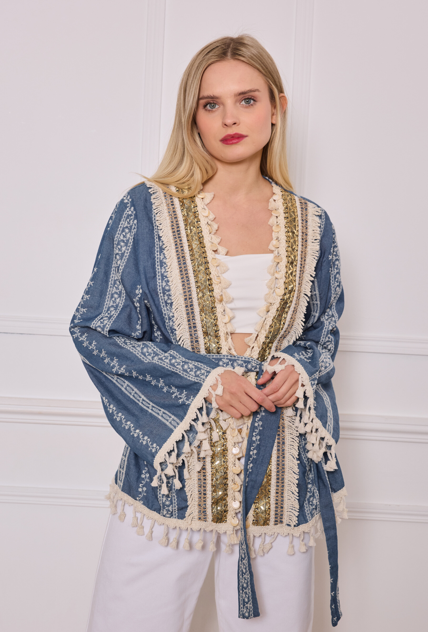 Grossiste Flam Mode - Veste kimono en jean brodé avec détails dorés et pompons