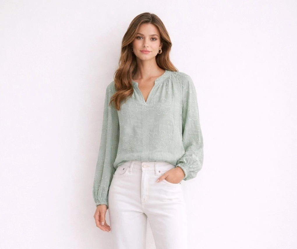 Grossiste Flam Mode - Blouse brodée à manches longues avec encolure en V