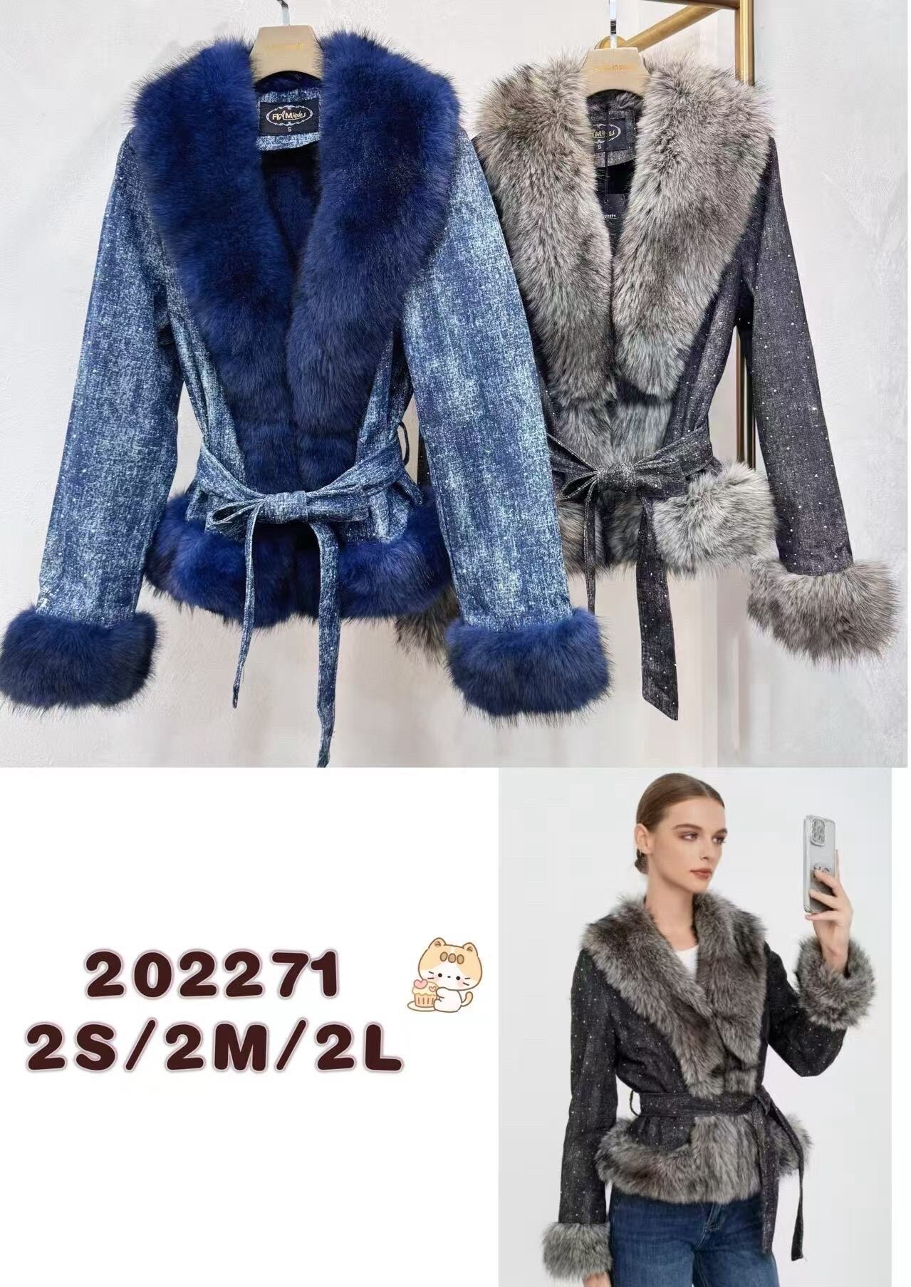 Short textured jacket with shawl collar and soft faux fur finishes on the collar, wrists and bottom. Matching belt closure to mark the waist. A chic and elegant model, perfect for cool days.