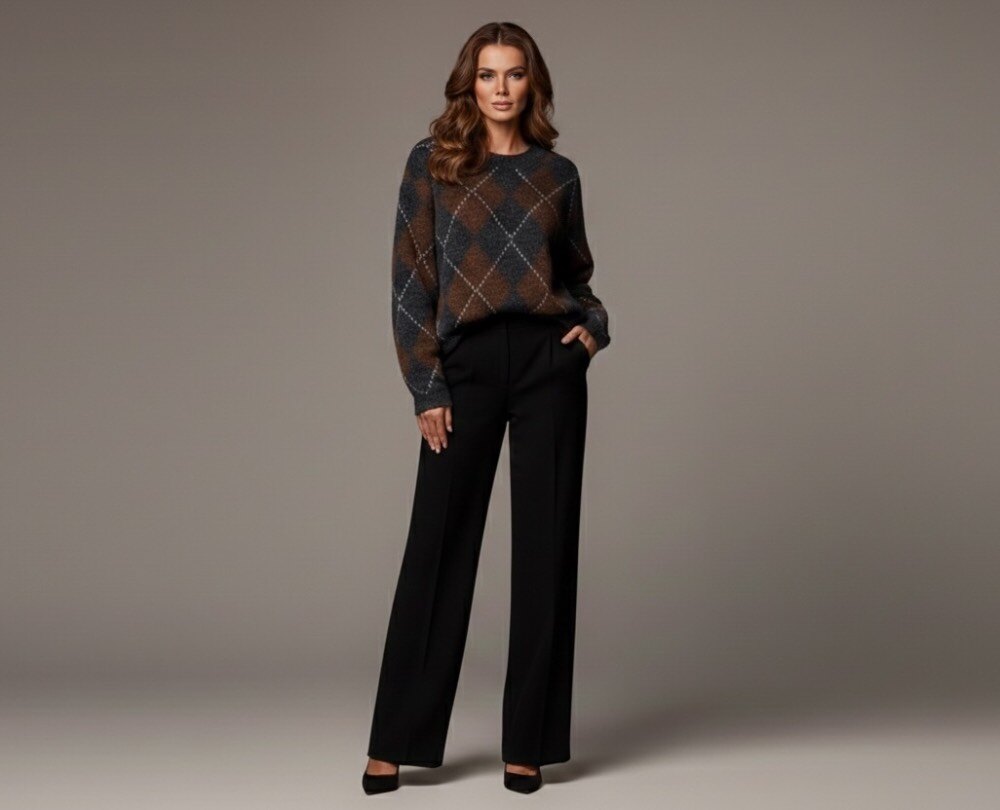 Le pull Z2203 revisite le classique motif argyle avec une touche moderne et chaleureuse. Conçu dans une maille douce et moelleuse, il offre un confort absolu tout en apportant une élégance casual idéale pour l’automne-hiver.  Son motif losanges emblématique allonge la silhouette et donne immédiatement du style, que vous le portiez avec un jean, une jupe ou un pantalon tailleur. La coupe légèrement ample assure un effet décontracté, sans perdre en féminité.  Disponible en trois coloris riches — Coffee, Gris Foncé et Bordeaux — il s’adapte à tous les looks, du plus classique au plus tendance. Un essentiel doux, cosy et indémodable, parfait pour composer des tenues chic et réconfortantes.