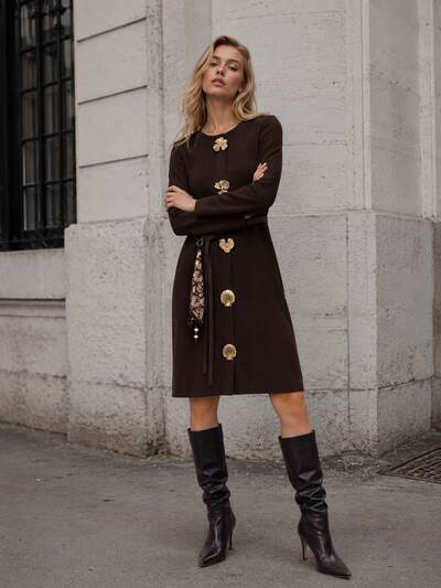 Großhändler Flam Mode - Midikleid mit Schmuckknöpfen Großhändler Flam Mode - Midikleid mit Schmuckknöpfen
