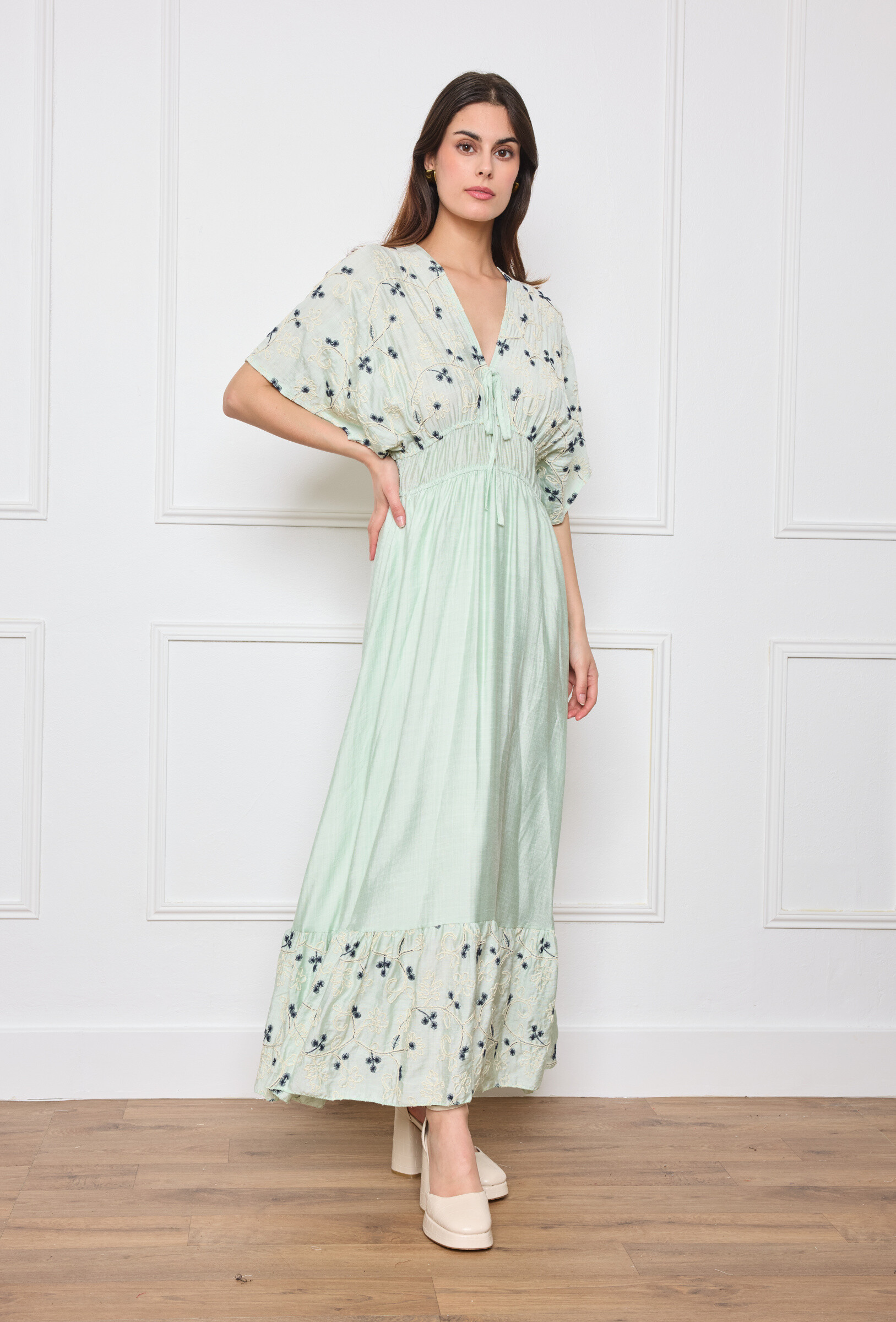 Wholesaler Flam Mode - Long dress with delicate floral embroidery on the bust and sleeves
