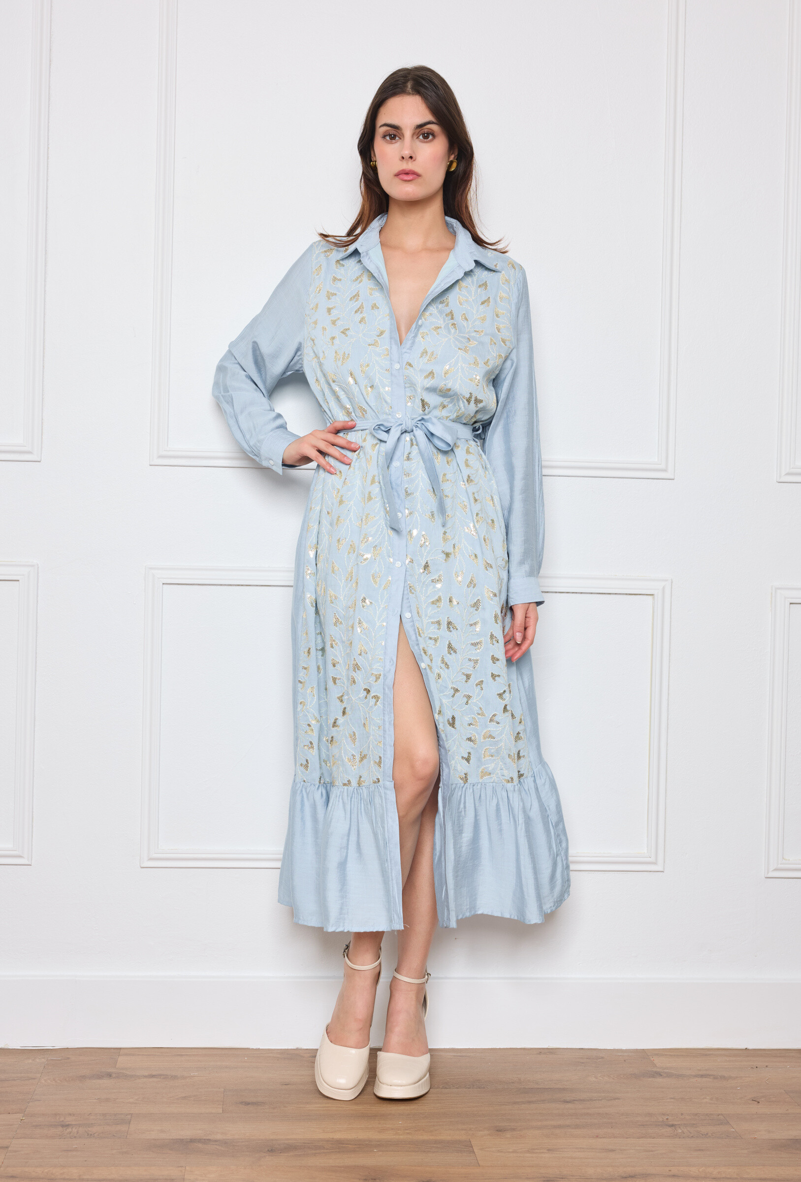 Wholesaler Flam Mode - Long dress with elegant design with embroidered gold patterns and a curved waist