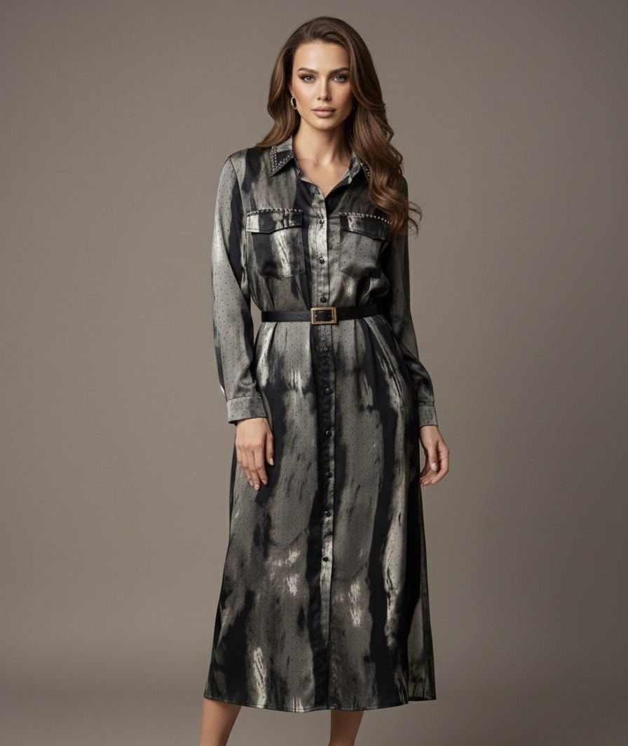 The shirt dress 135001 captivates with its bold and modern style. Crafted from a fluid, satin-like fabric that's pleasant to wear, it features an artistic “brushstroke” print that gives it a unique and trendy character.
The collar and pockets are delicately adorned with rhinestones, adding a touch of subtle sparkle that elegantly contrasts with its graphic design. Its long, straight cut offers optimal comfort while elongating the silhouette.
Easy to wear daily or for an evening out, it stands out on its own but can also be accessorized with a belt to accentuate the waist or boots for a more assertive look.
Available in two original color variations to mix up your style.