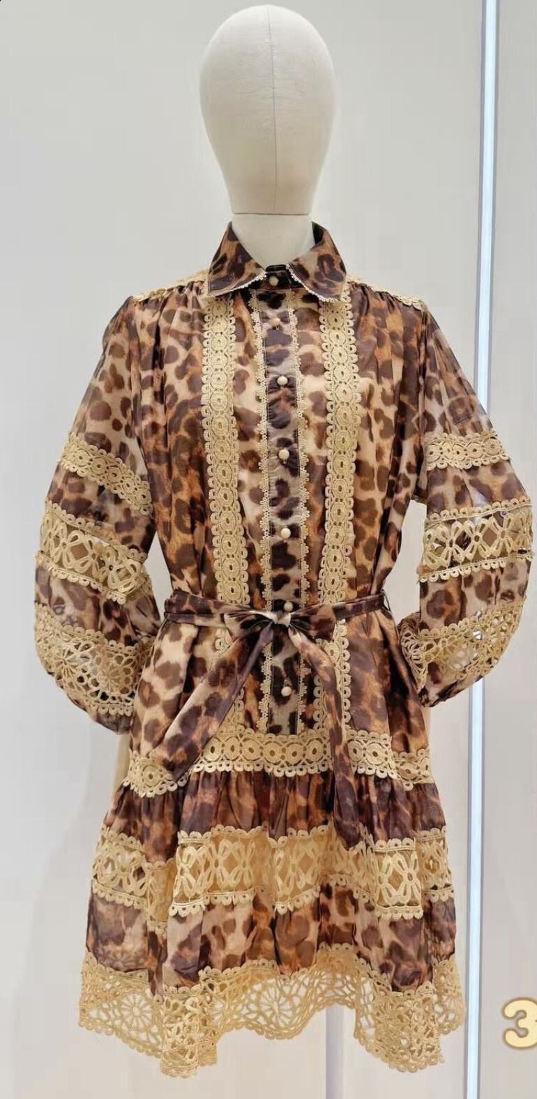 Wholesaler Flam Mode - Leopard print dress combines elegance and daring with its shirt collar