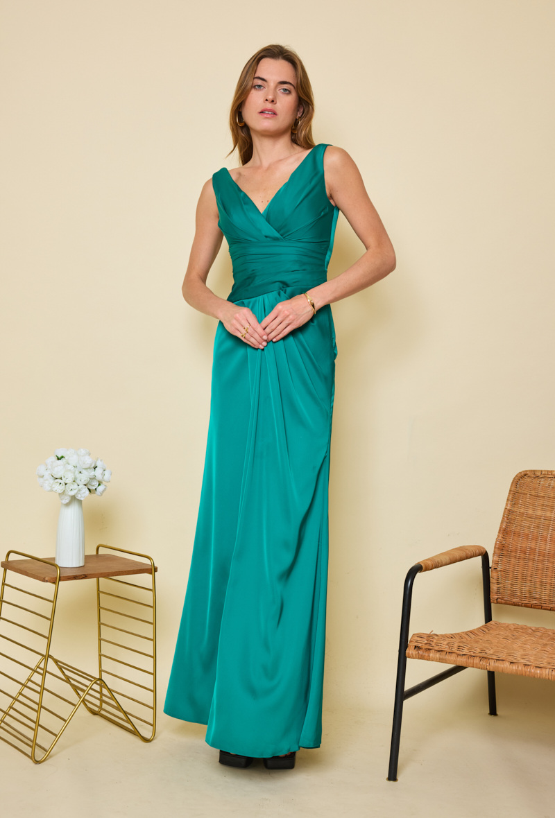 Mayorista Flam Mode - Vestido largo fluido verde esmeralda con escote cruzado y cintura drapeada