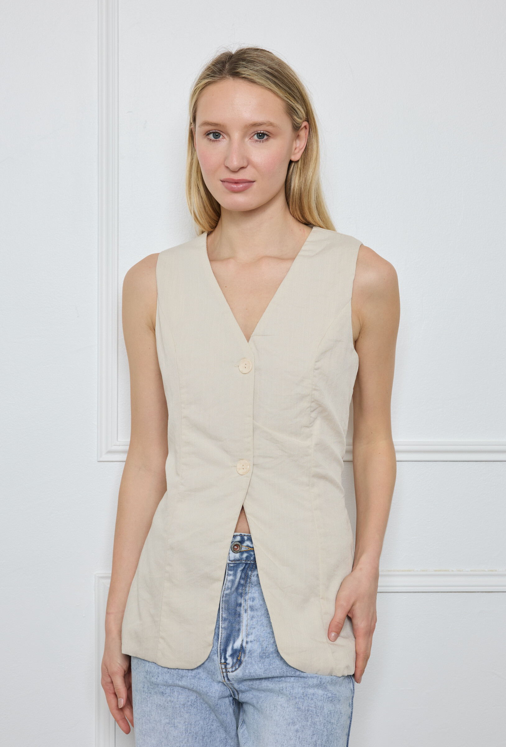 A sleeveless top, ideal for hot days, offering a light, fresh and relaxed look. Available in 6 colors.