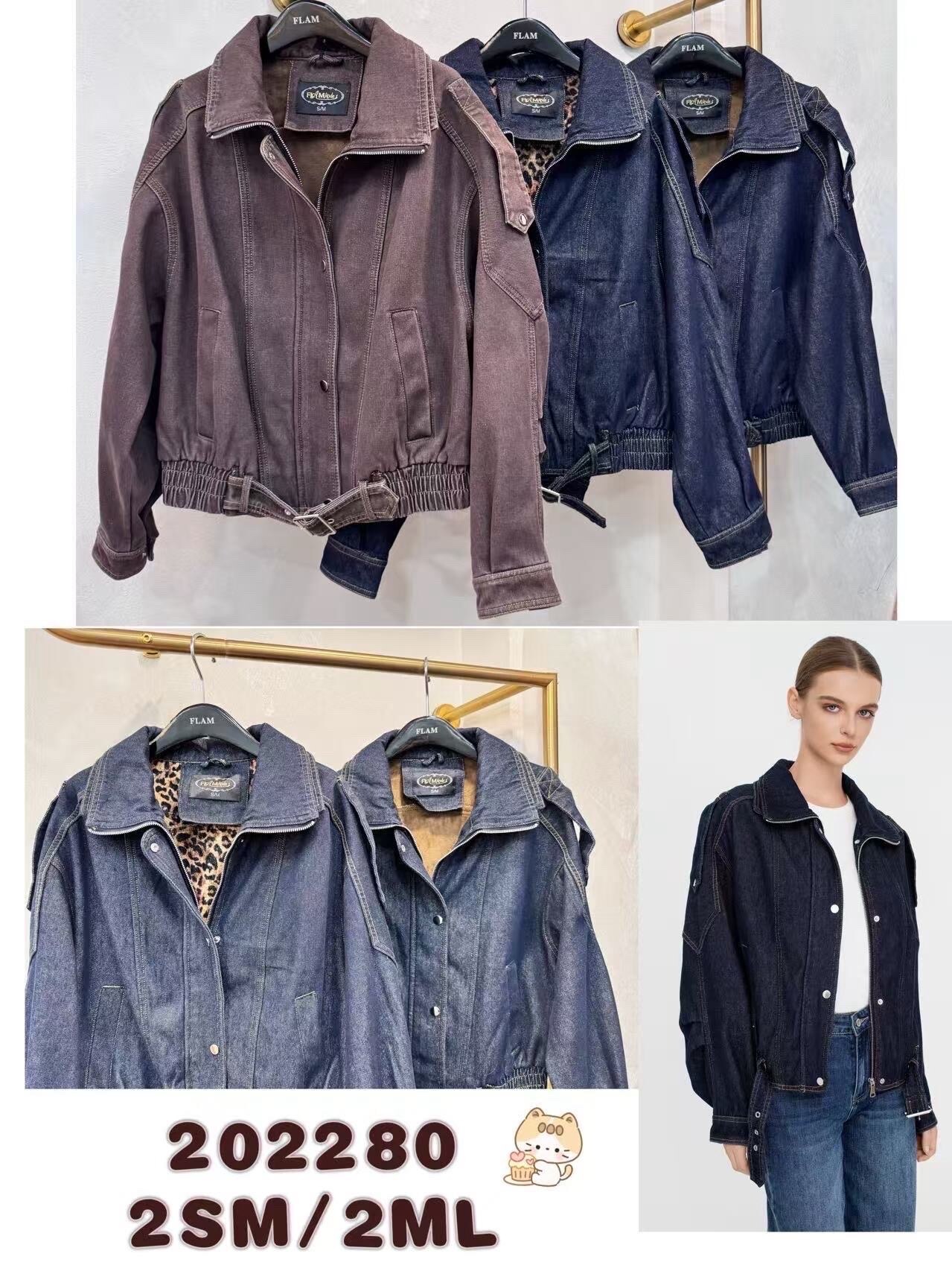 Short denim jacket with modern cut, with adjustable belt at the waist and stacking details. The interior reveals a trendy printed lining, adding a touch of originality. Perfect for a casual-chic style in mid-season.