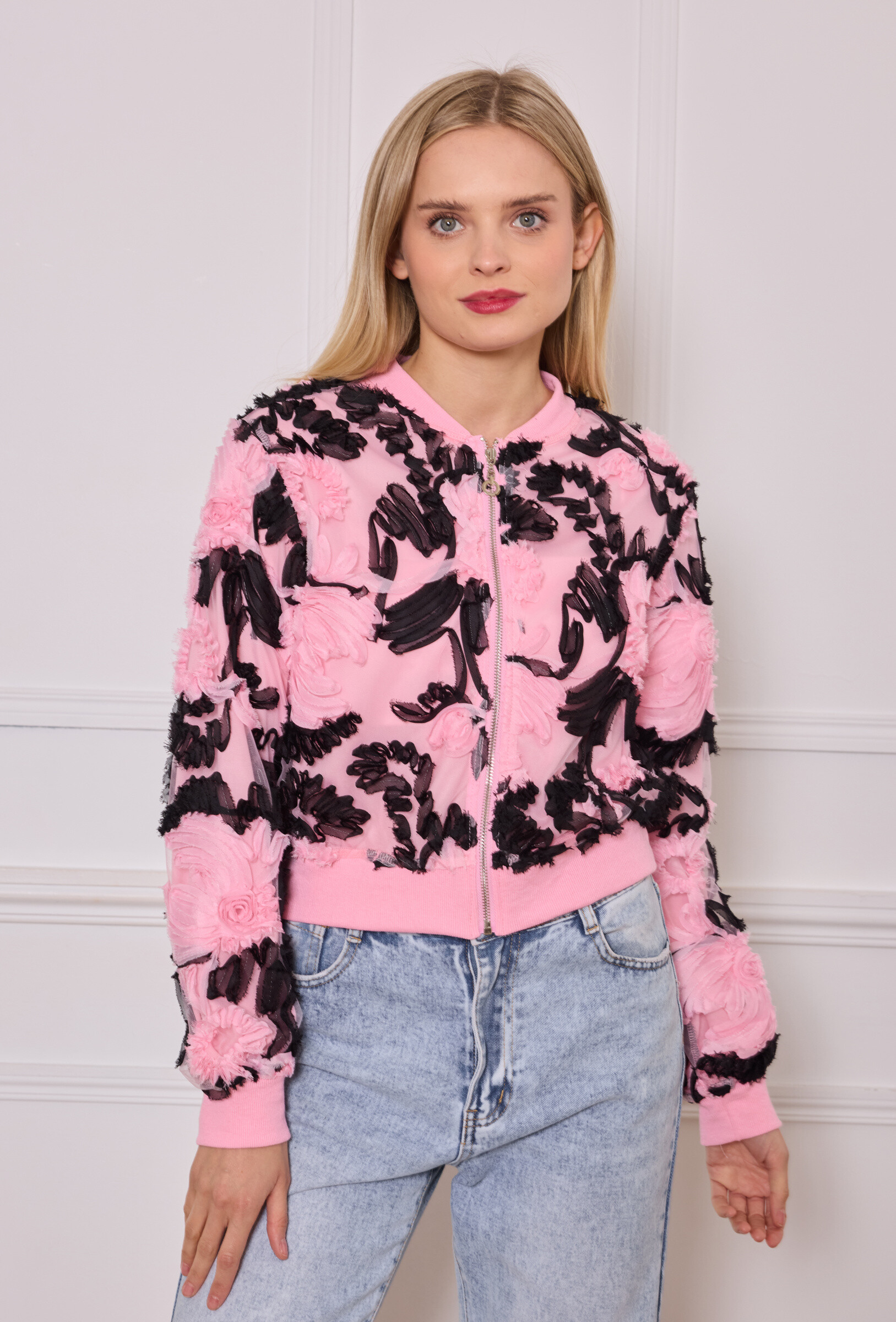 Grossista Flam Mode - Giacca bomber rosa ricamata con fiori 3D neri e rosa