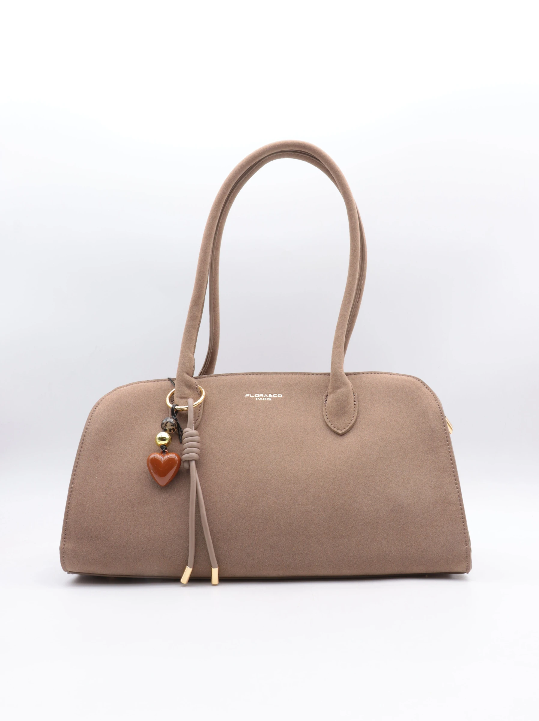 sac à main suédine + charms
fermeture par le haut zippée
poche arrière zippée
poche intérieur zippée
L37*H21*P18 cm