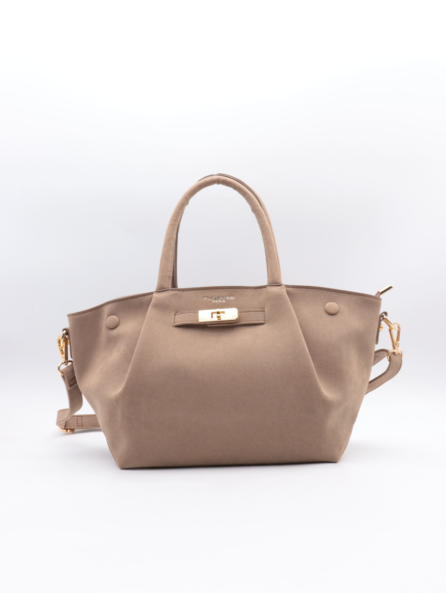 sac à main suédine
bandoulière amovible et réglable
fermeture par le haut zippée
2 compartiment
poche arrière zippée
poche intérieur zippée
L haut 38 (L bas 25) * H20 * P12 cm