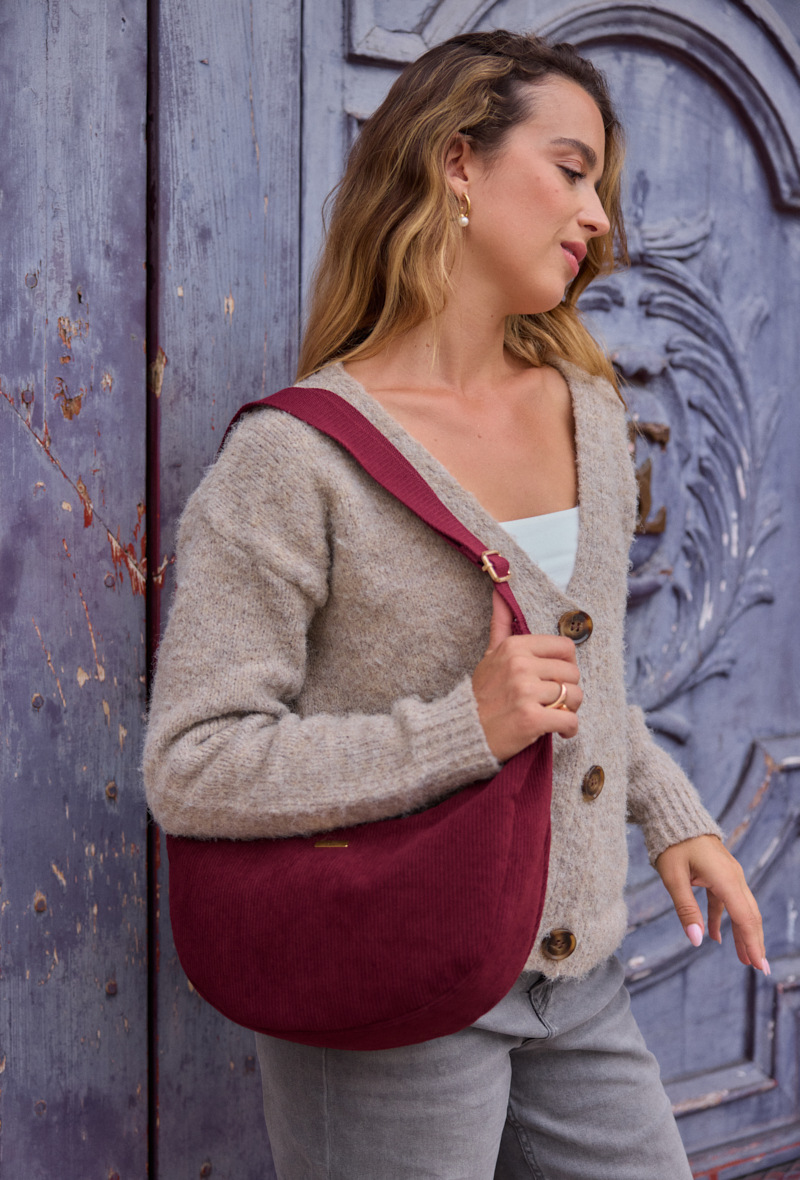 sac banane grande taille, porte à l'épaule
bandoulière réglable
fermeture par le haut zippée
poche arrière zippée
poche intérieure zippée
L28*H18*P11 cm