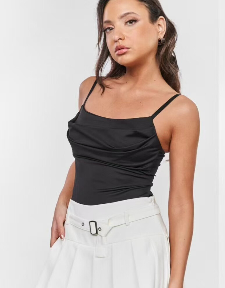 Grossiste FOLIE LOOK - Body uni sans manches avec col tombant