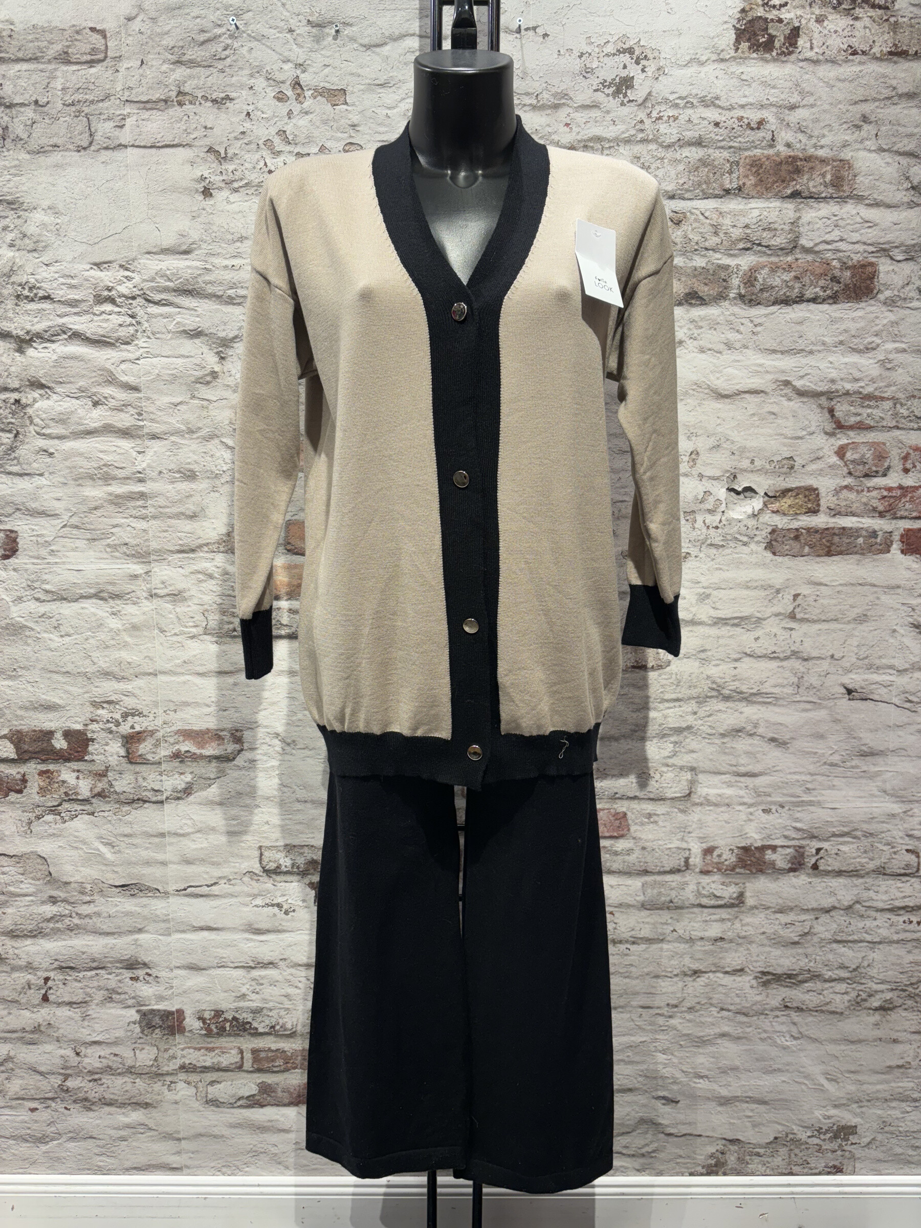 Wholesaler FOLIE LOOK - Sweater set with buttons and pants